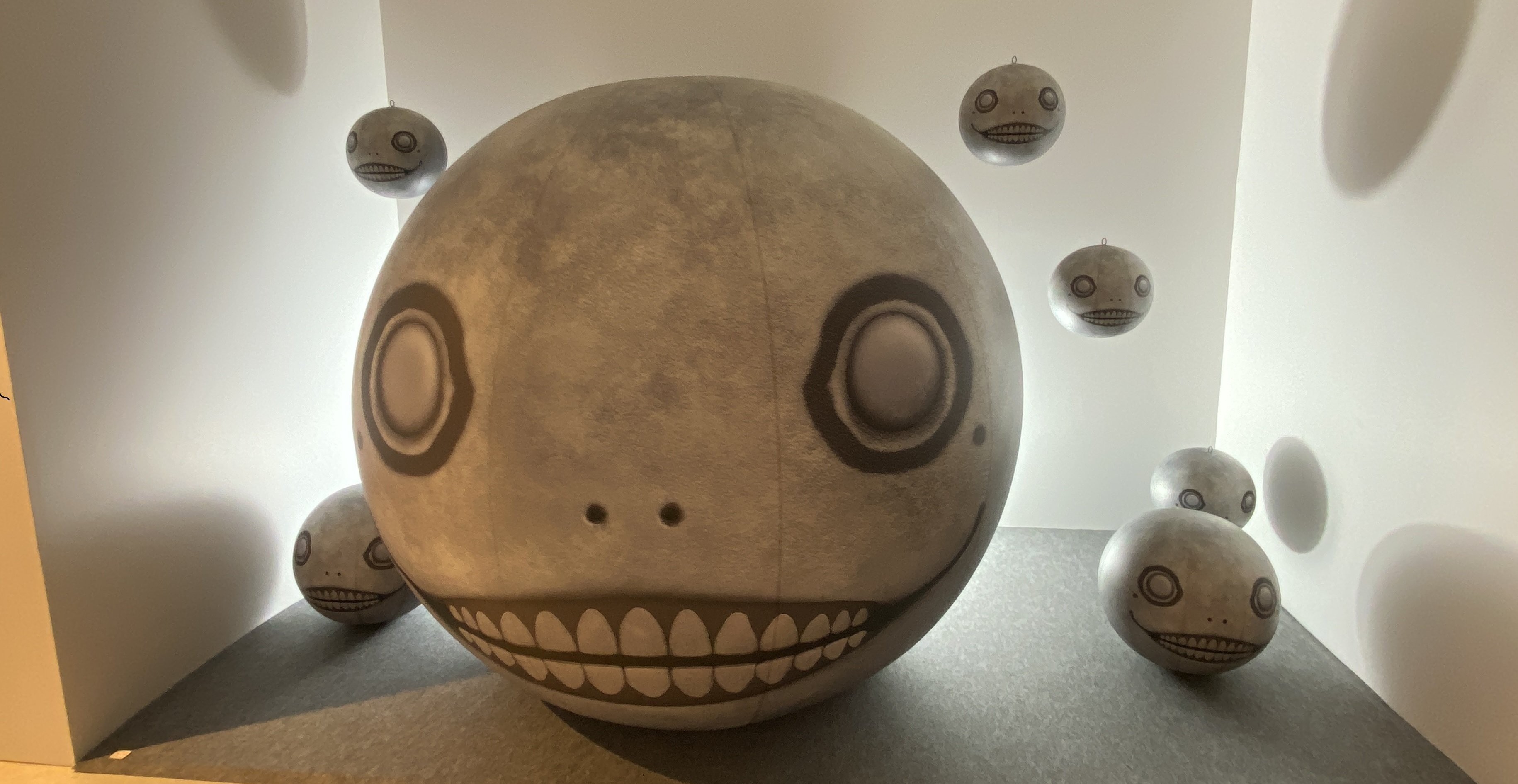 NieR 15th Anniversary EXHIBITION 消セナイ記録」レビュー｜大勢の