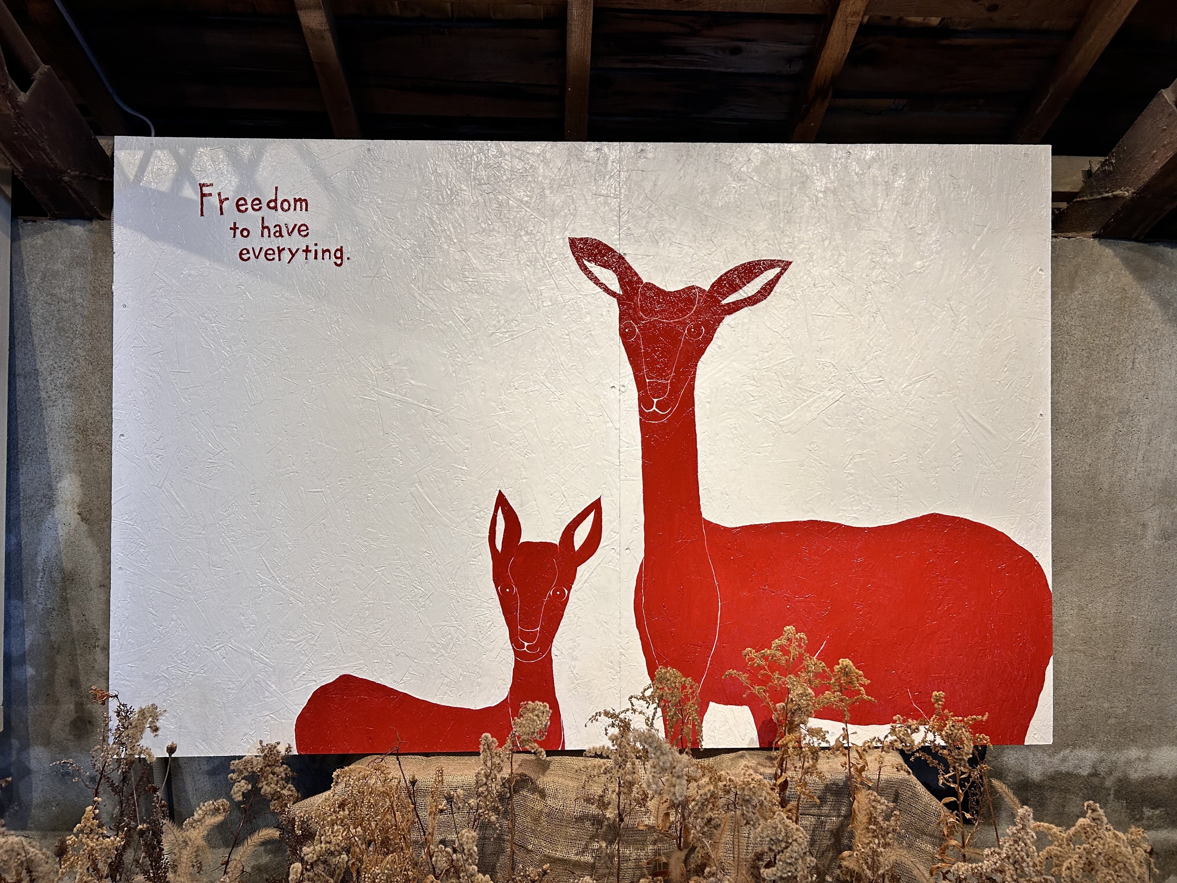 岩見沢・黒レンガ倉庫にある、赤いシカの作品 「何も持たない自由