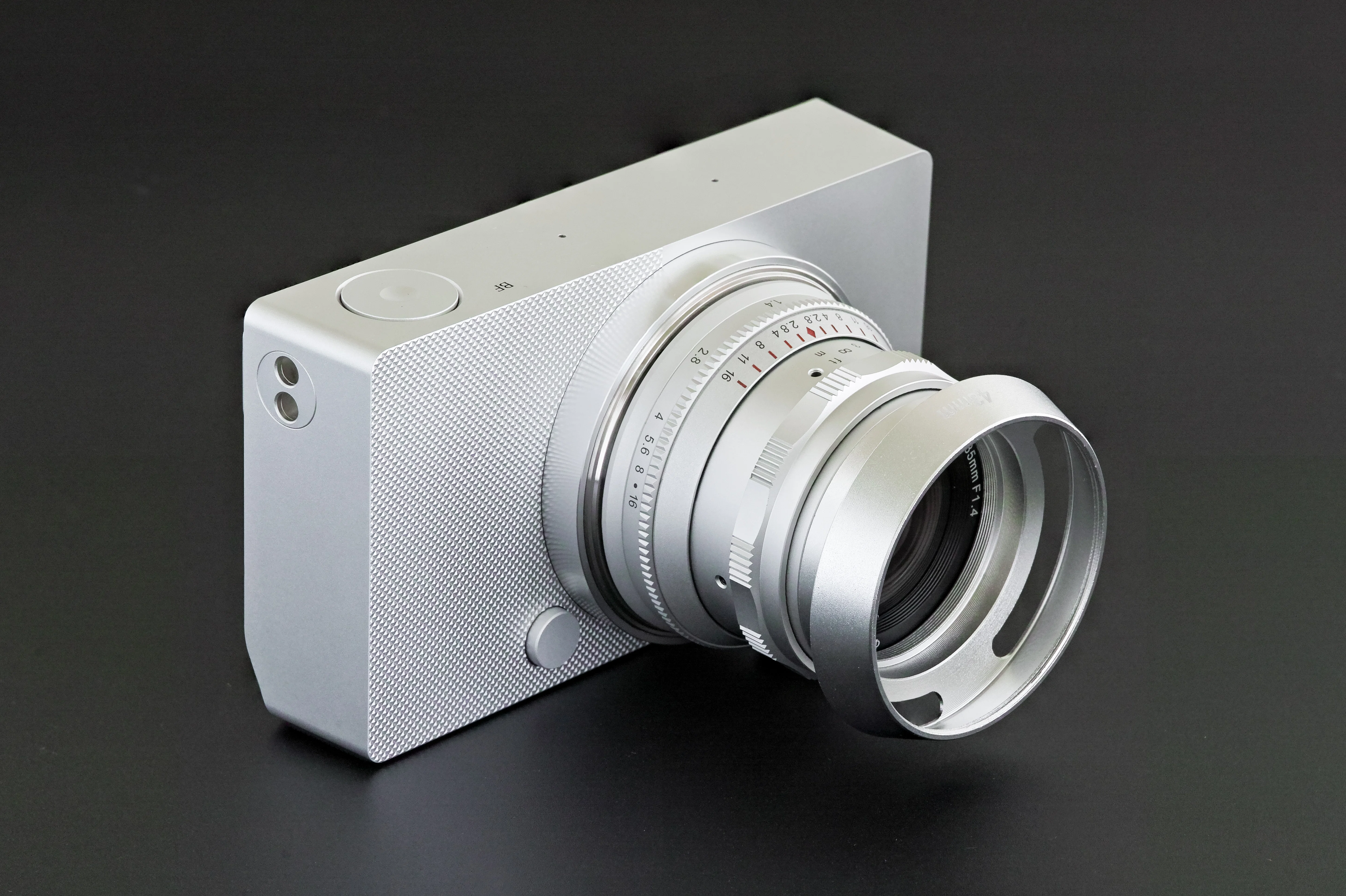 【美品】PERGEAR 35mm F1.4 Lマウント - シルバー Sigma BF (シルバー) に似合うレンズを探せ その2 15,000円で購入