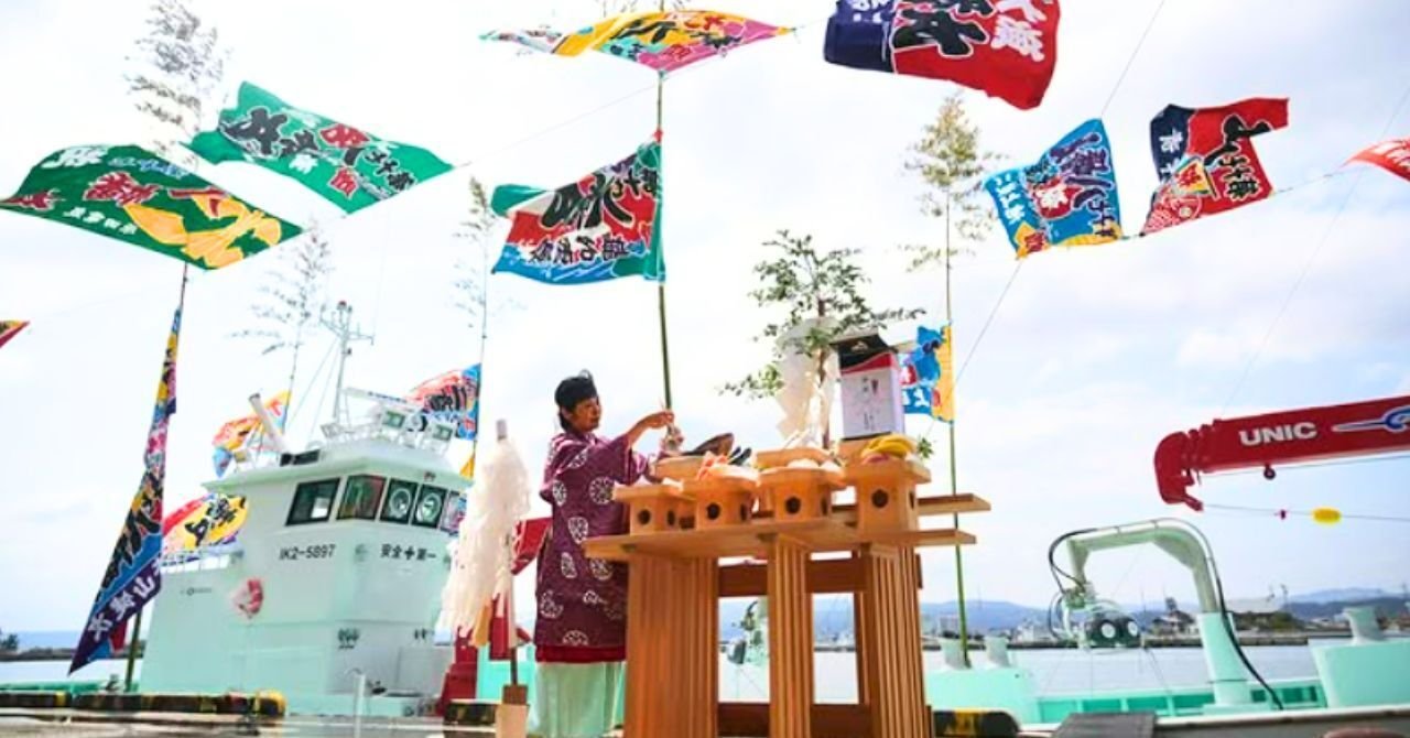 定置網漁船の御魂入れ進水式｜須須神社