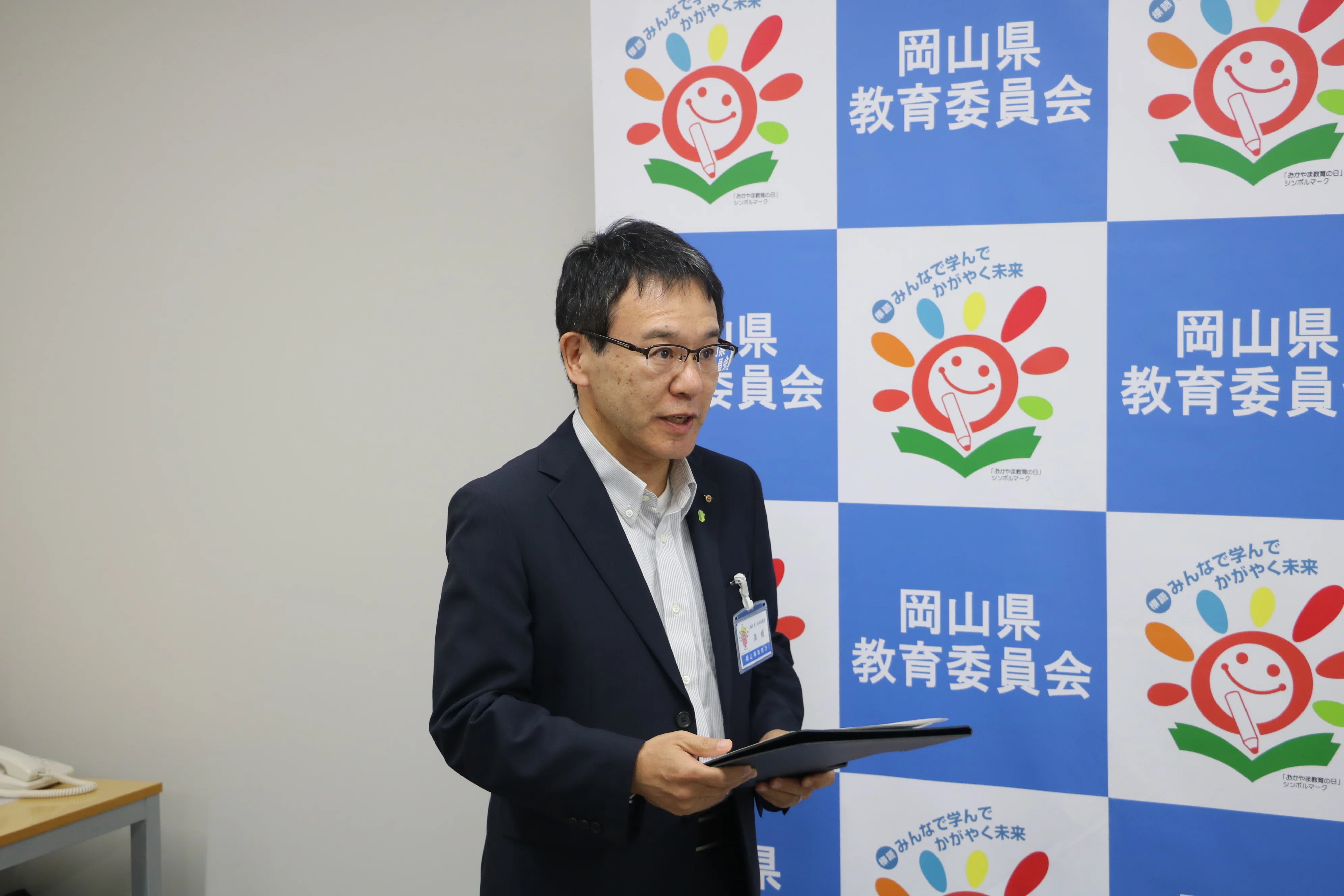 ヤングケアラーの認知度向上に向けた啓発チラシの制作に係る記念品贈呈