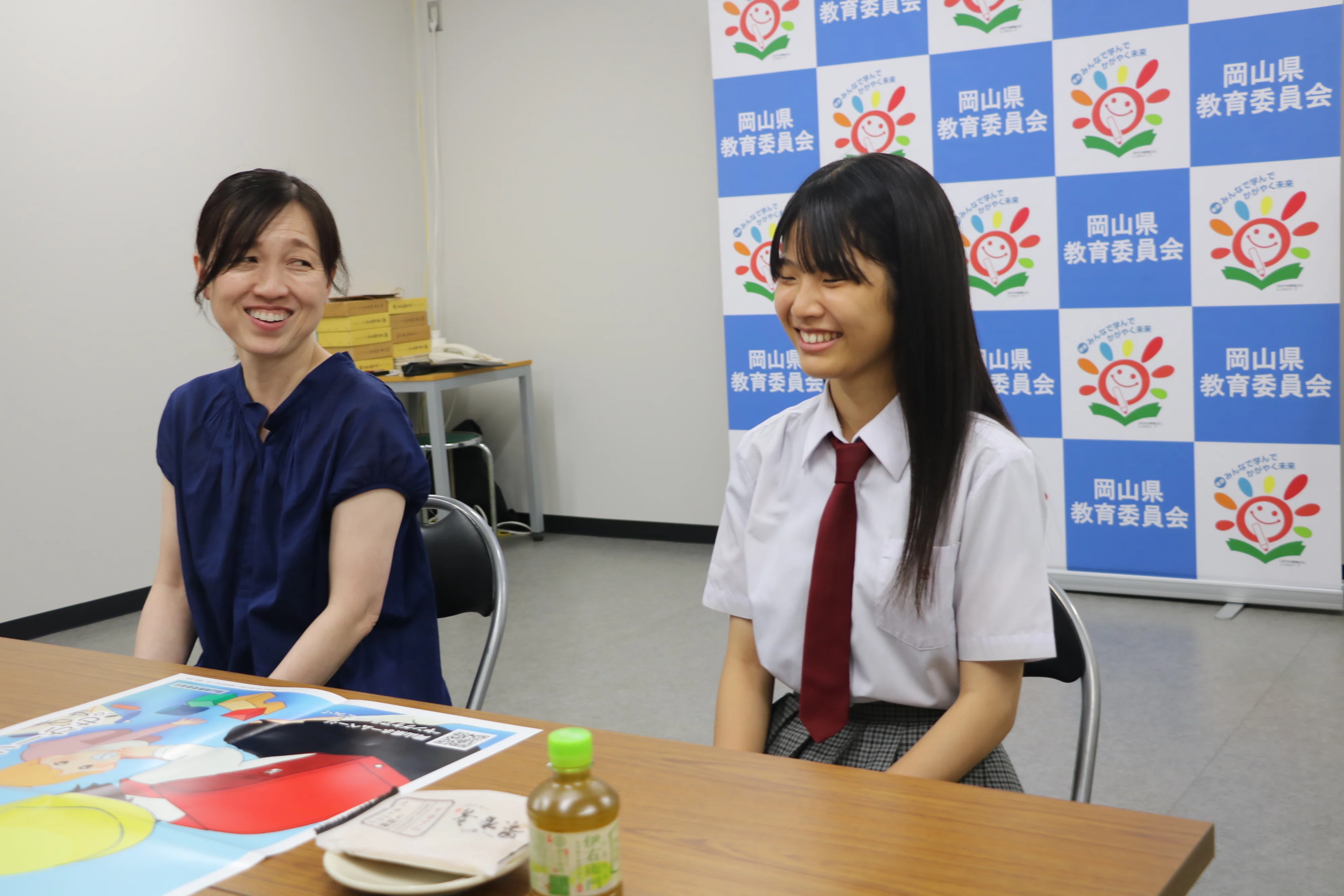 ヤングケアラーの認知度向上に向けた啓発チラシの制作に係る記念品贈呈