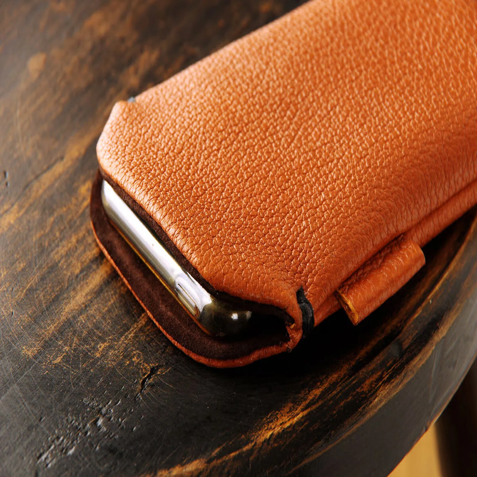 4つの革で楽しむ、スマホスリーブケースの世界｜KIKUCHI LEATHER
