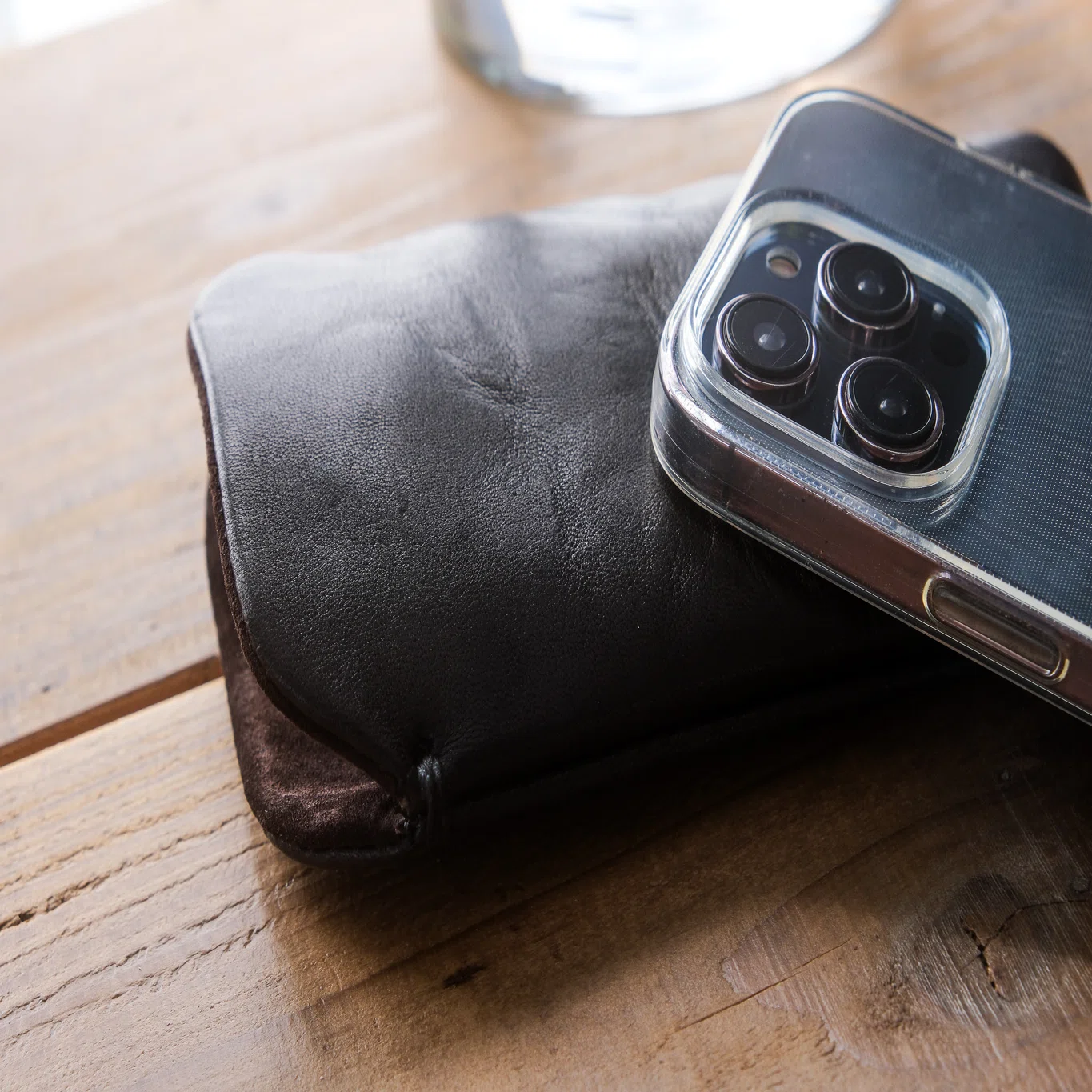 4つの革で楽しむ、スマホスリーブケースの世界｜KIKUCHI LEATHER