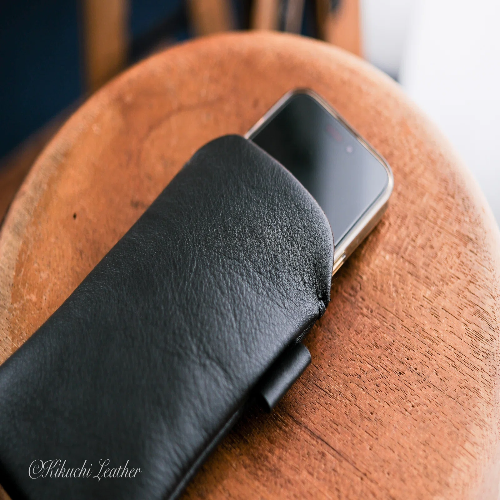 4つの革で楽しむ、スマホスリーブケースの世界｜KIKUCHI LEATHER
