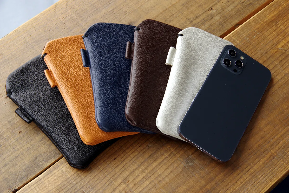 4つの革で楽しむ、スマホスリーブケースの世界｜KIKUCHI LEATHER