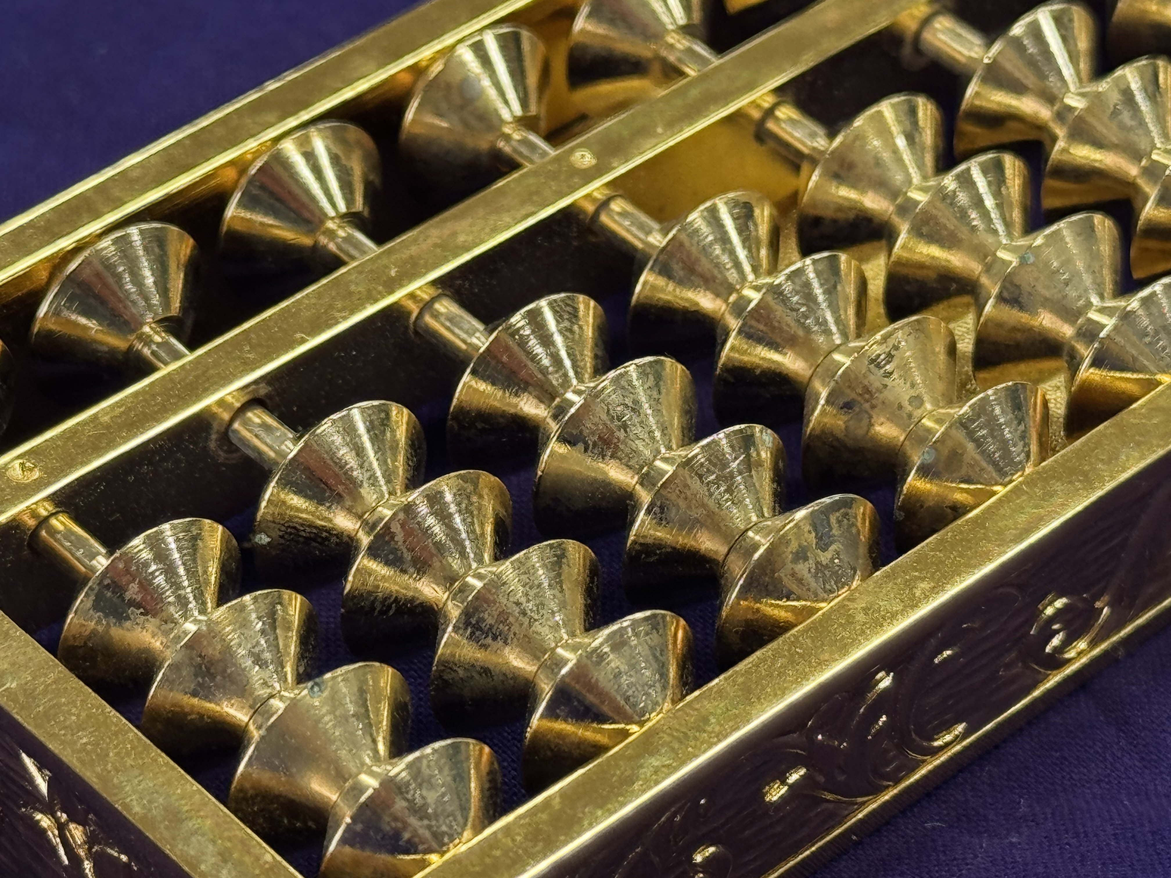 骨董品 そろそろ処分します 京都の骨董市で見つけた金のそろばん｜日本そろばん資料館