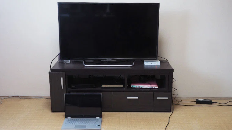 HDMI端子がないテレビにノートパソコンを接続してみた｜シン | 40代