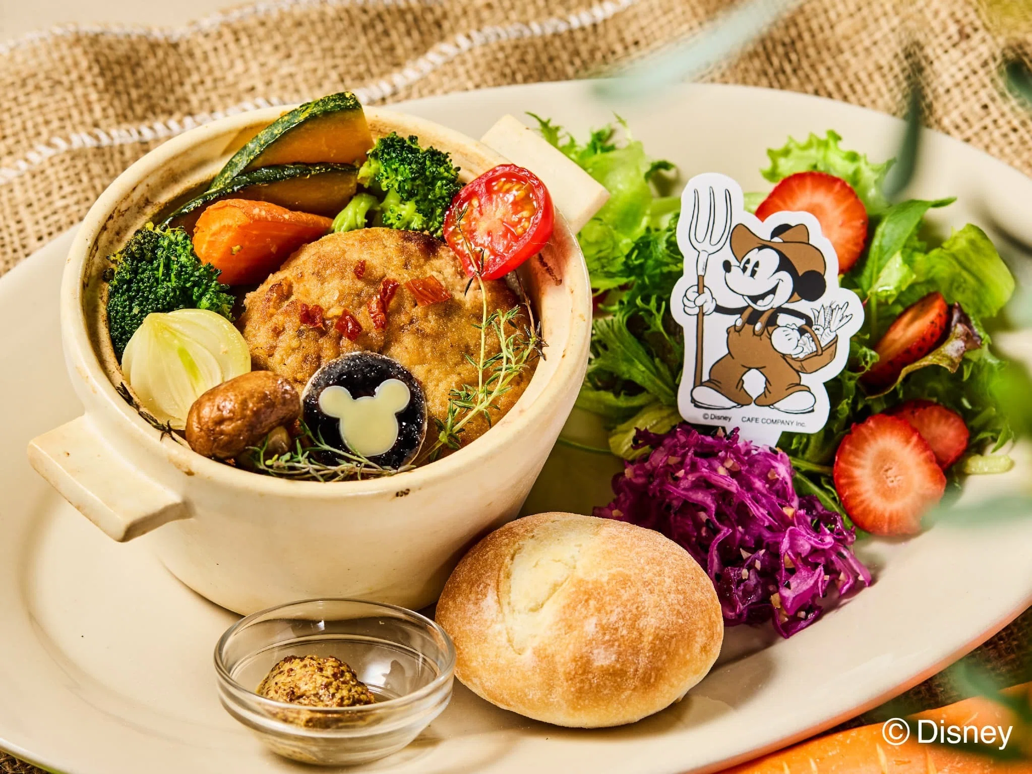 ディズニーの世界観で楽しむカフェ】「Disney HARVEST MARKET」で