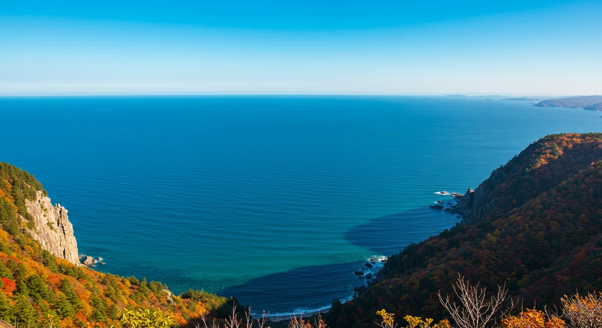 秋晴れの空の下、高台から見下ろす紺碧の海の絶景。