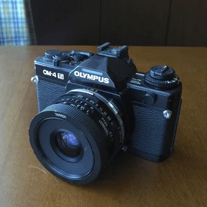 ミ*ニ様 OLYMPUS OM-4 Ti フィルムカメラ+レンズ 映画の中の、あのカメラ｜06 007/消されたライセンス(1989