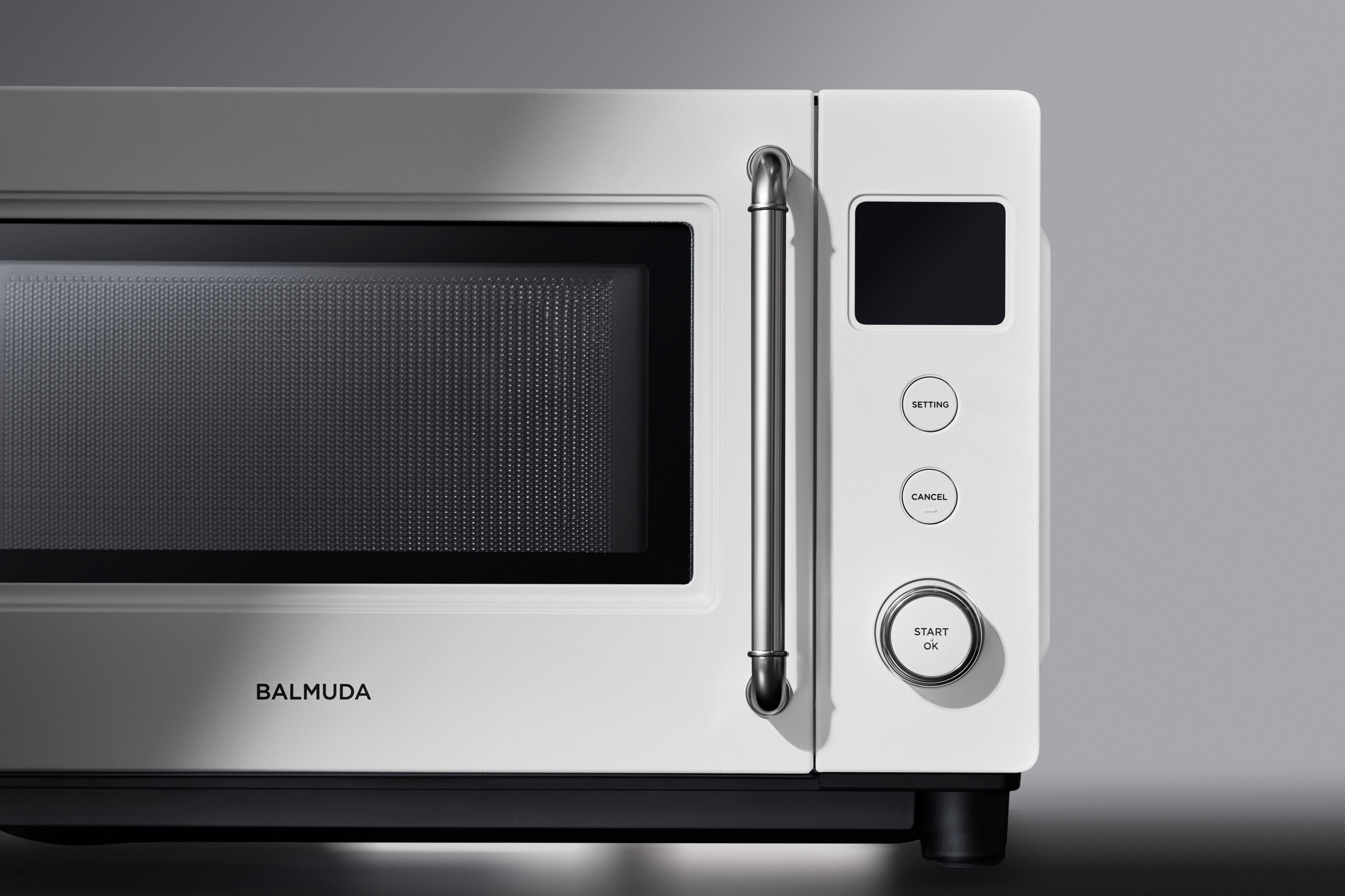静かに閉まる扉──単機能レンジ初のソフトクローズ（BALMUDA The