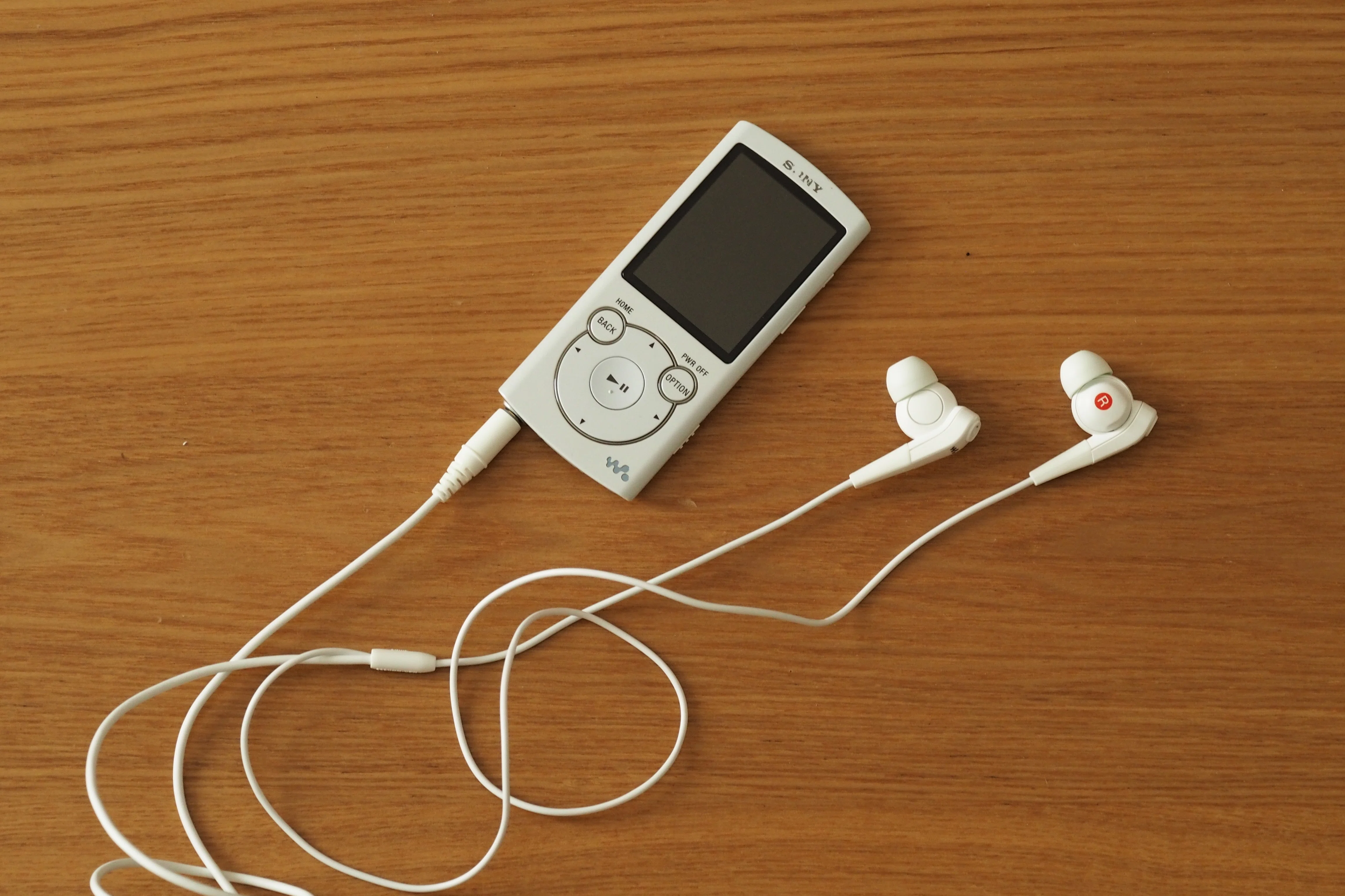 SONY WALKMAN ビンテージ イヤホン MDR ソニー 日本製 イヤホン 10年前のウォークマンのイヤホンを新しくした MDR-NWNC33｜アトリエデルタ