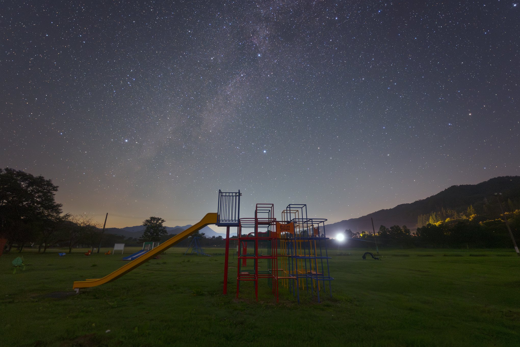 ブランコとすべり台と天の川｜星空写真家・「好き」を「得意」に変える