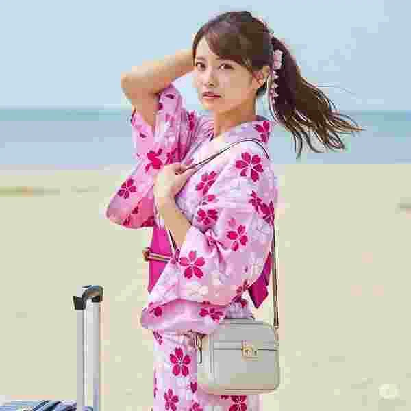 女性の一人旅 写真素材｜写真素材