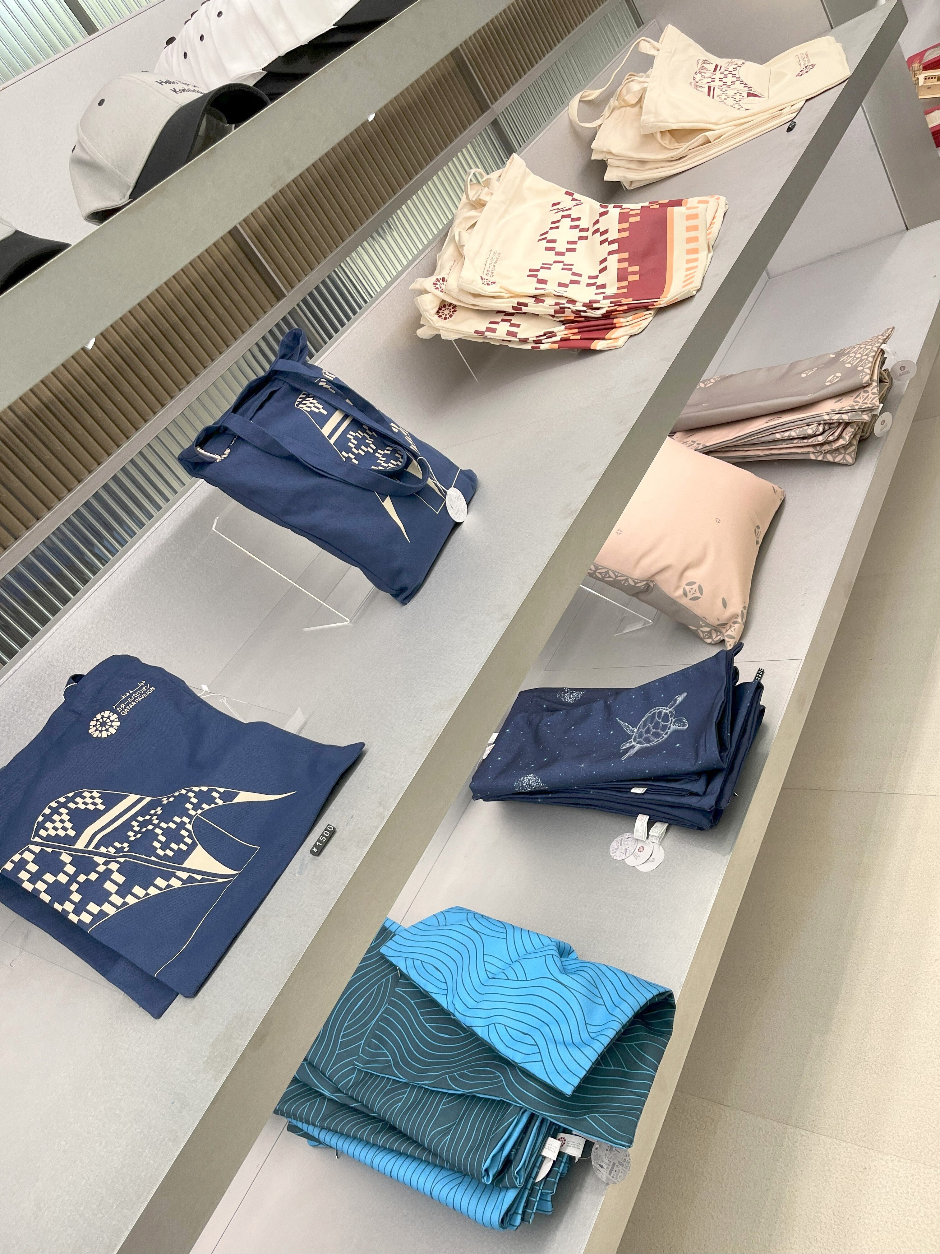 【大幅値下げ中】早い者勝ち！カタールパビリオンの激レアバッジ8点セット 万博 カタール パビリオン ピンバッジ 2種セット - メルカリ