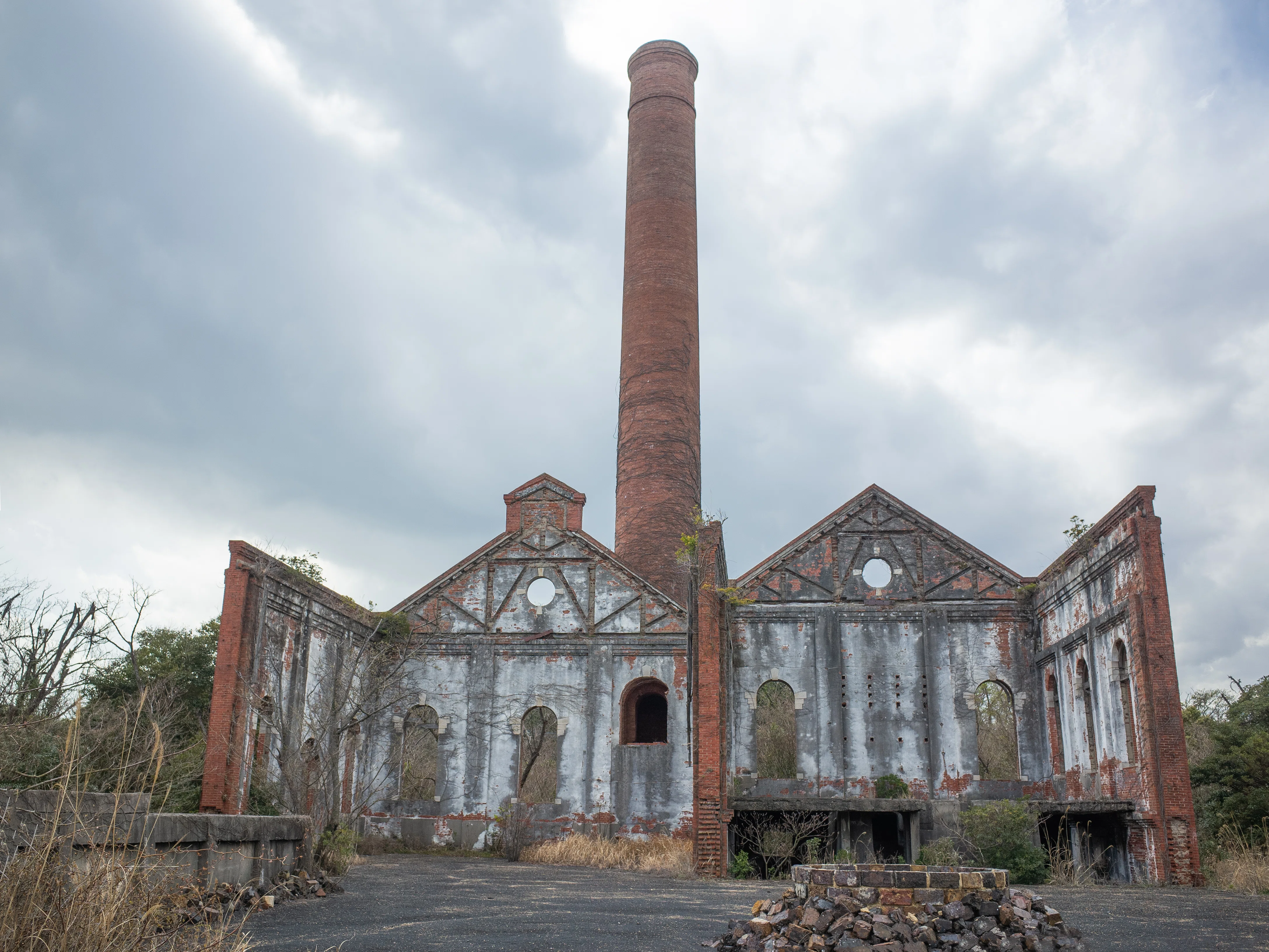 T*O様 魯山　オブジェ　壁に Inujima Seirensho Art Museum | Destruction and Regeneration of
