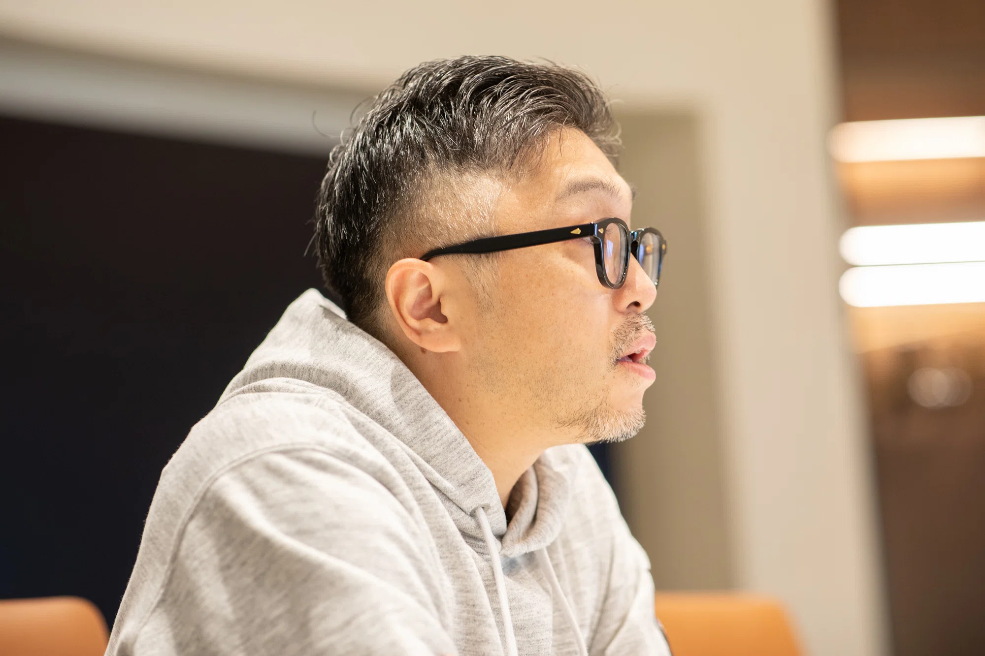まるで本物なAIアバター。社長の表情と声を完コピし、メッセージを社