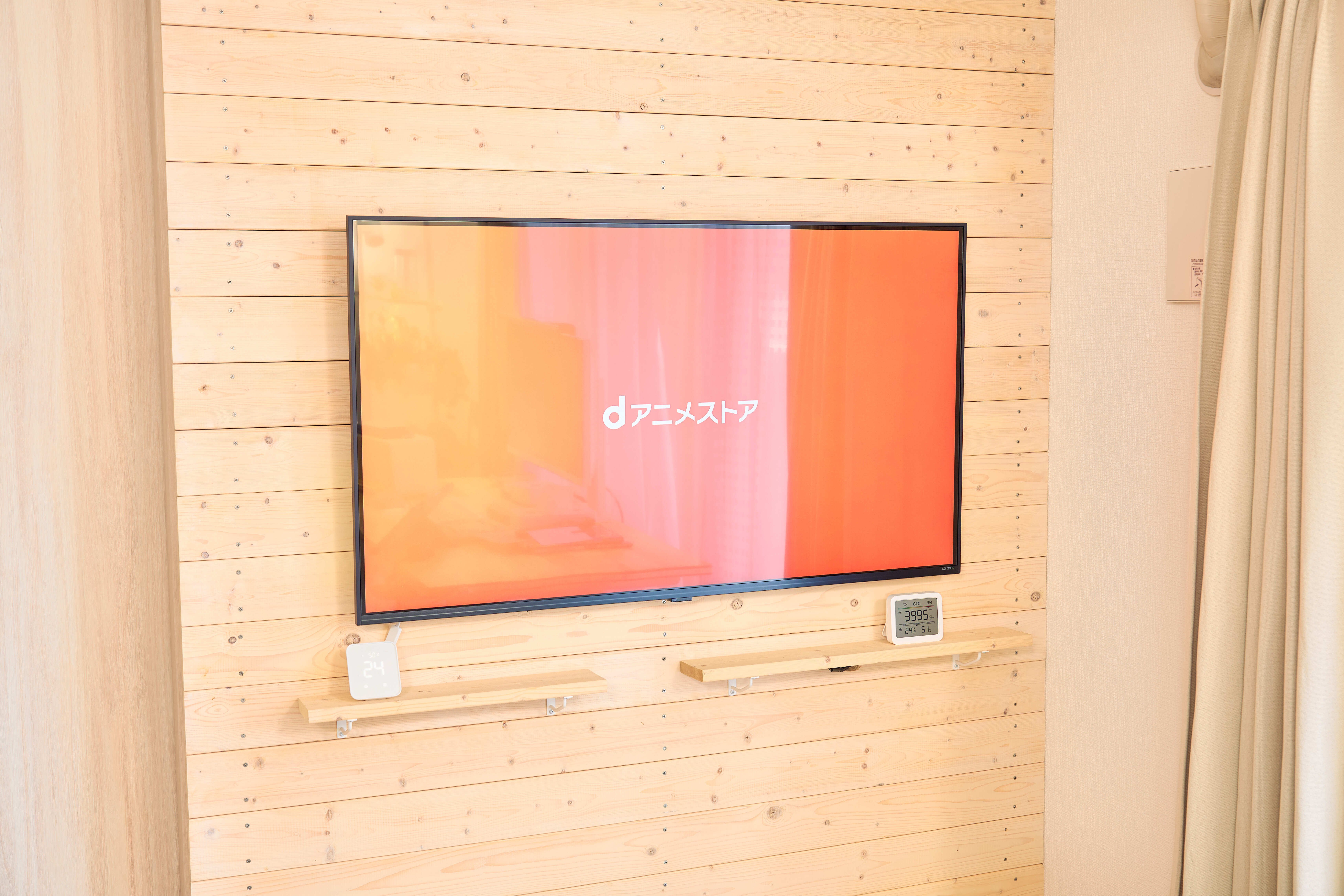 LG 43インチテレビを壁掛けしてみた｜我が家のDYIした木製の壁にテレビ