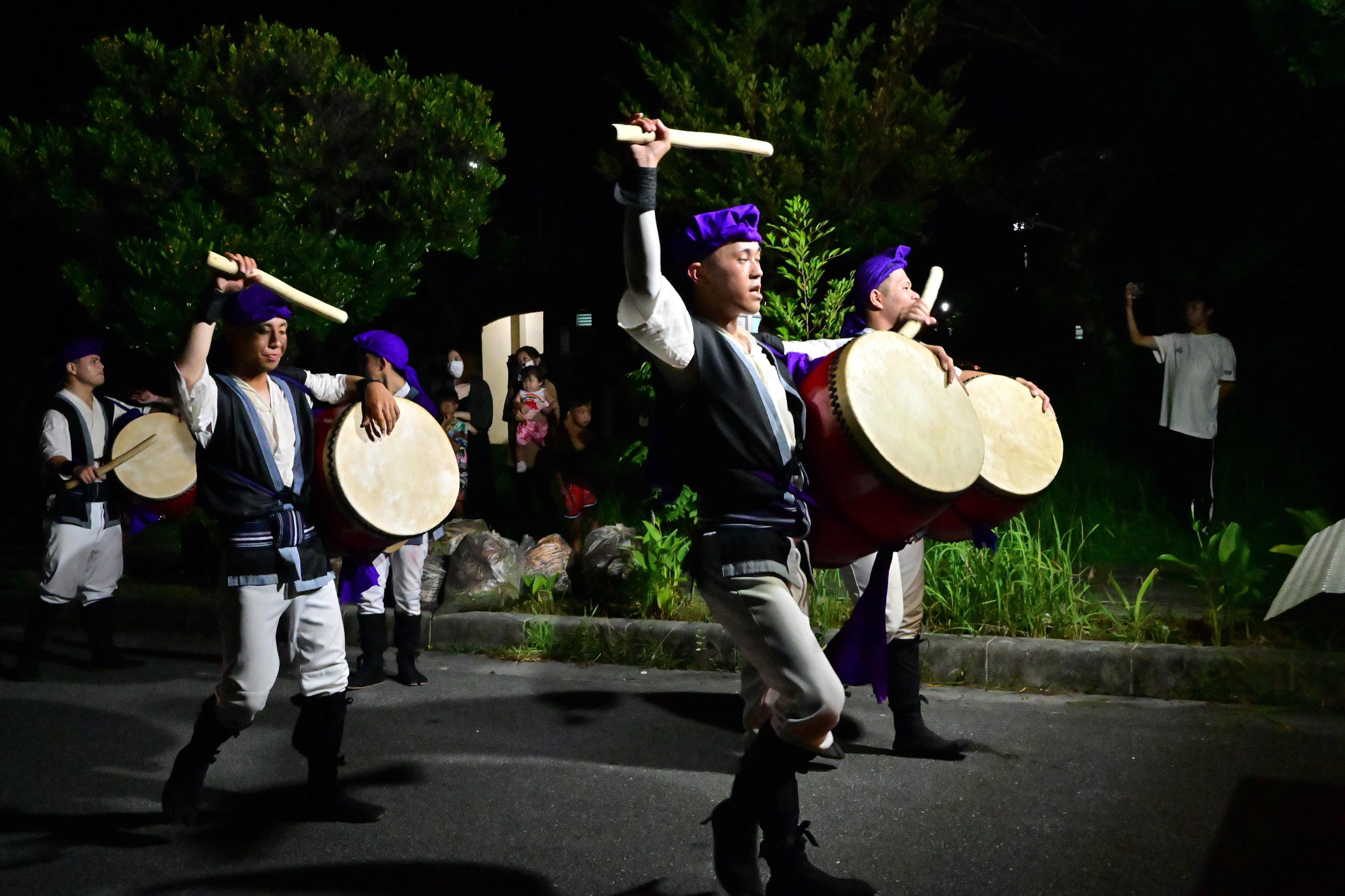 沖縄　エイサー　締め太鼓　演舞　道ジュネー　和太鼓 指笛、太鼓の音が響く 旧盆、エイサー「ひやさっさ」道ジュネー