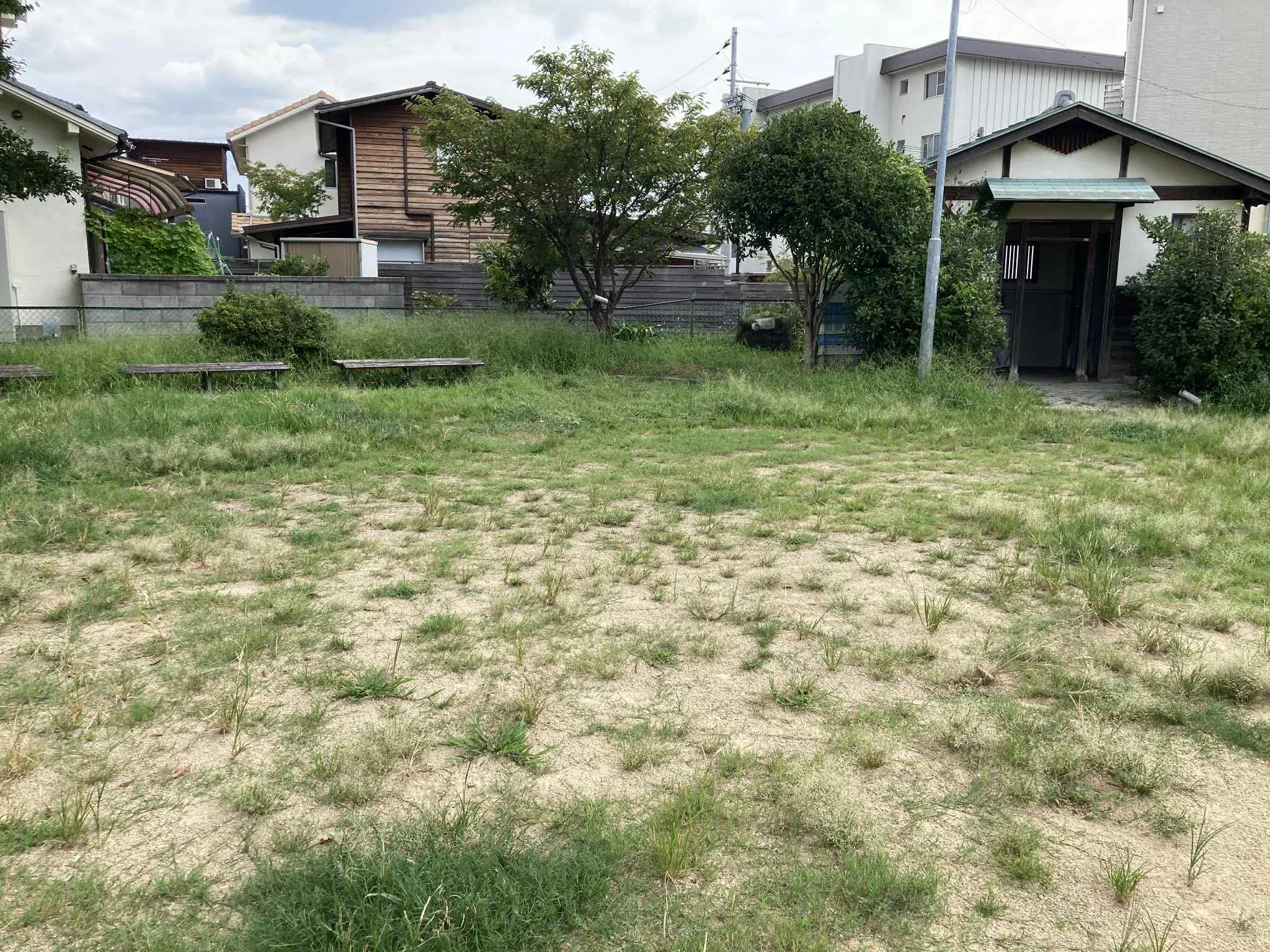 公園の草刈りの大変さと、モノの量は比例する説｜スローソサエティ/城