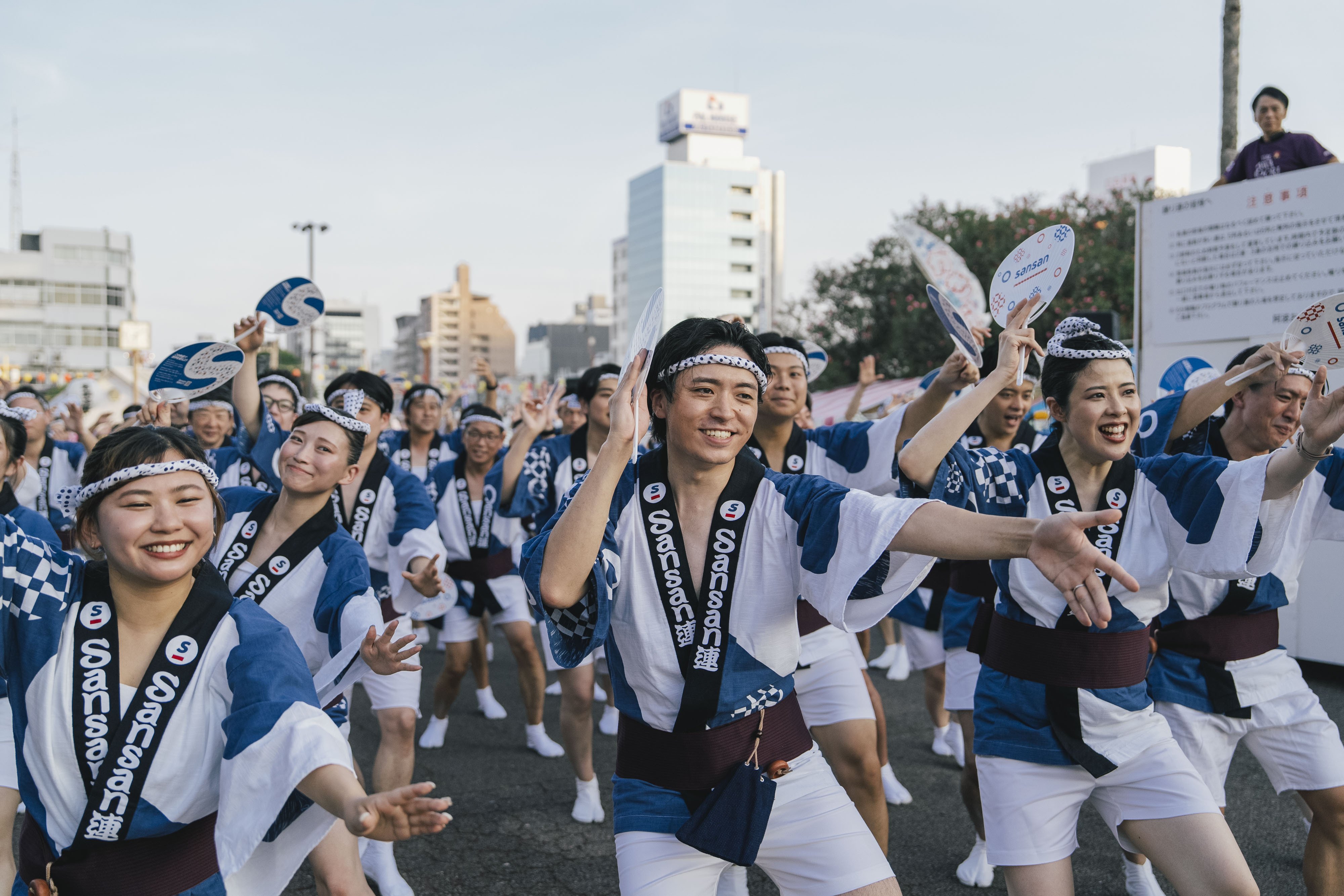 仲間とともに徳島の夏に舞う。Sansan連、9年目の阿波おどり｜Sansan