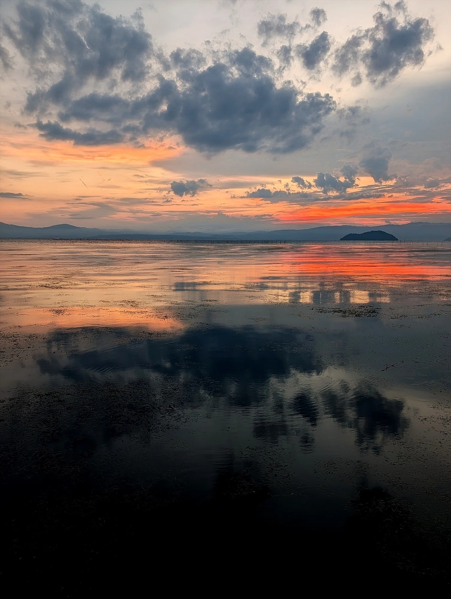 夕立の後のびわ湖へ出てみたらウユニ塩湖みたいだった www｜annon