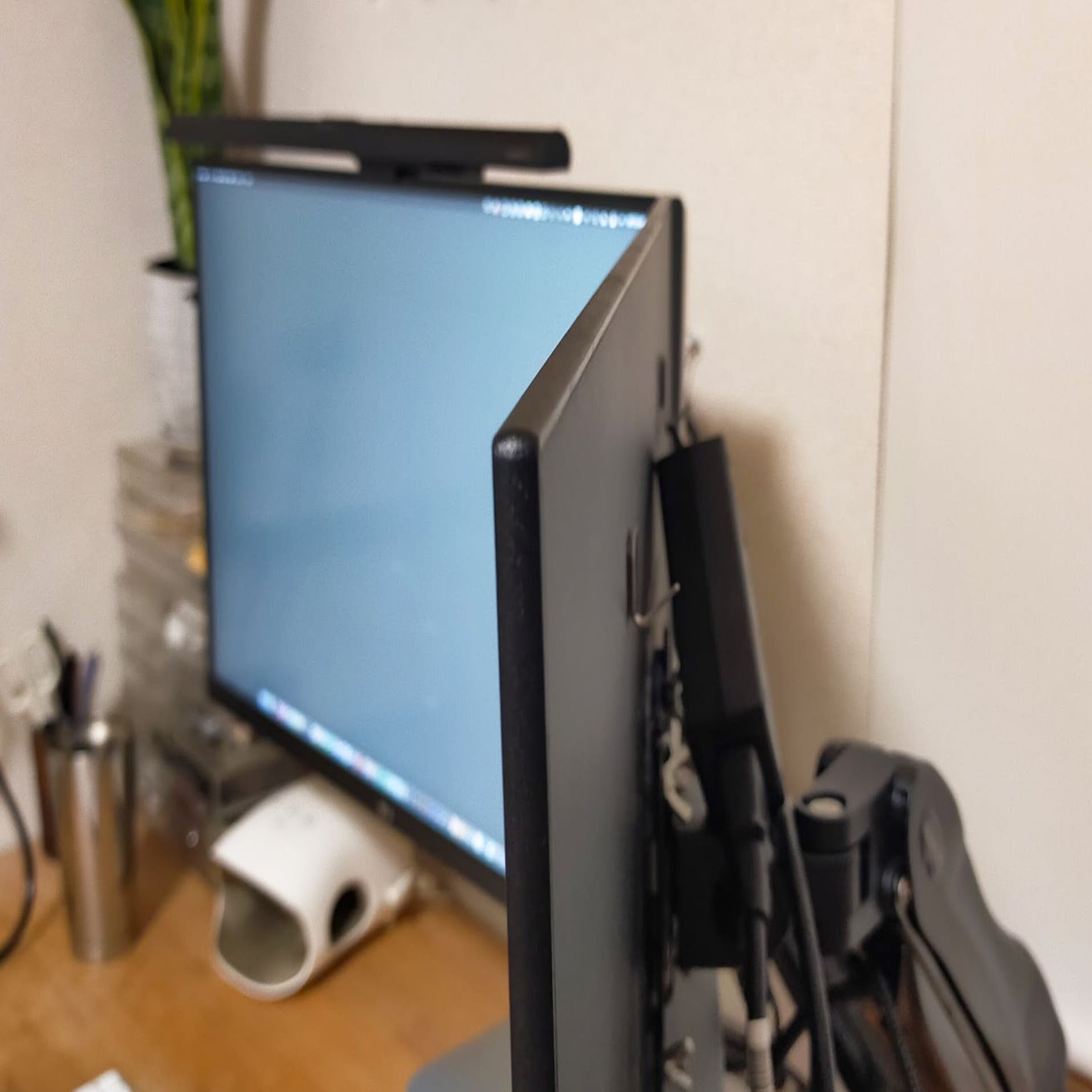 デスクにいるのが好きになる！BenQ「ScreenBar Pro」を使ってみた｜と