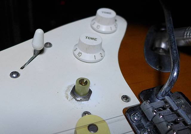 ストラトキャスターのボリュームが邪魔ならとりあえずはノブを外して