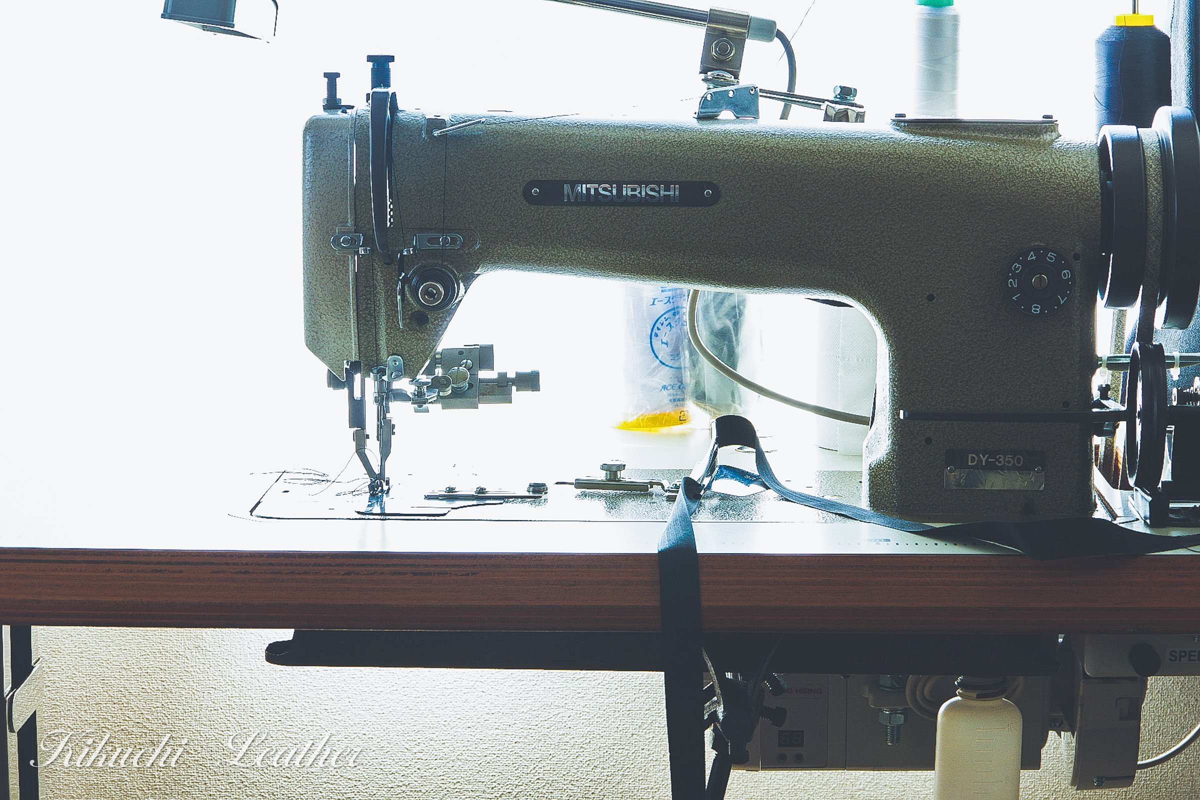革用工業用ミシン　JUKI  腕ミシン レザーと暮らす。｜革職人が使う工業用ミシン入門｜KIKUCHI LEATHER