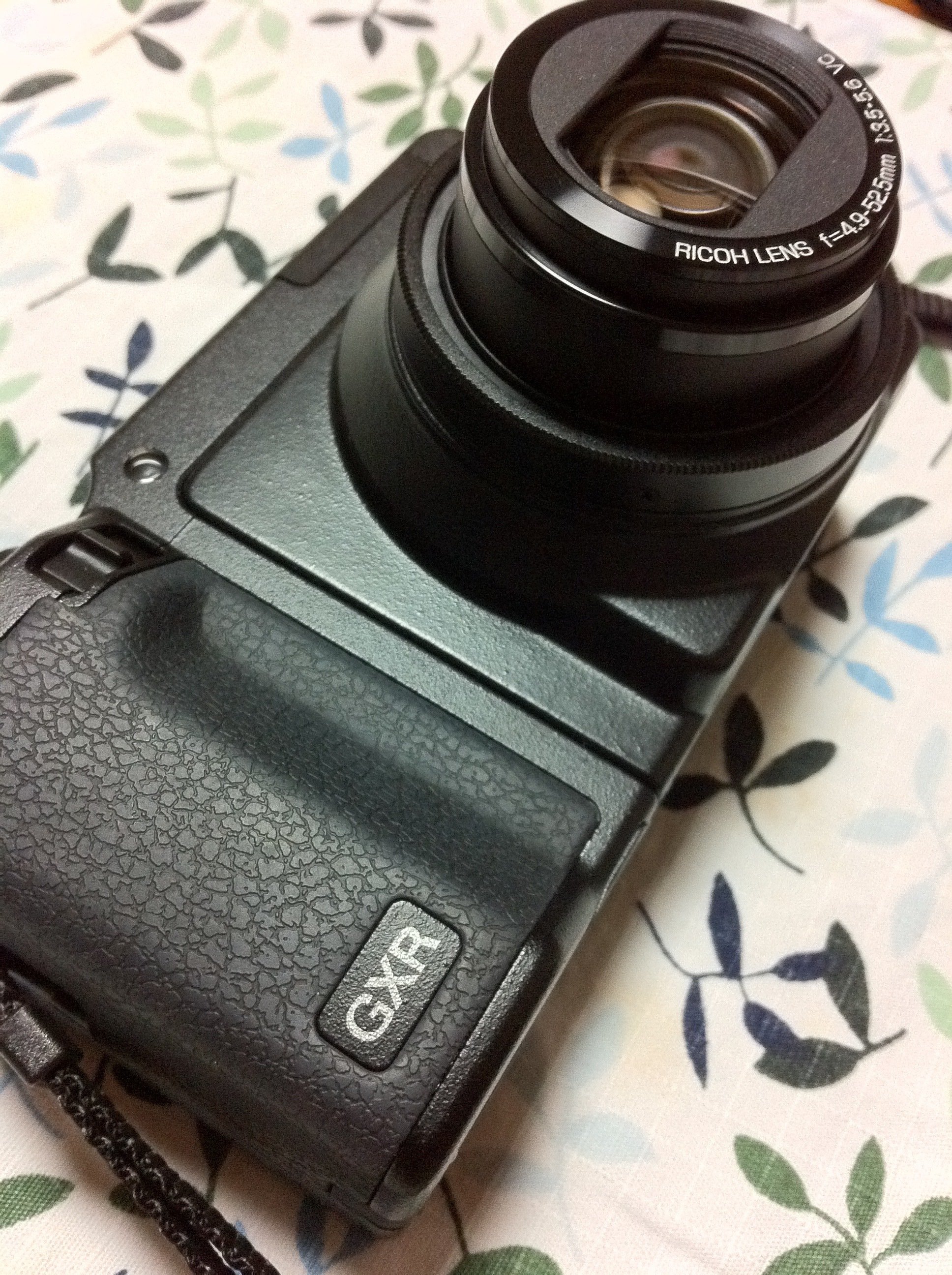 合体メカみたいなカメラ Ricoh GXR｜ema_photo
