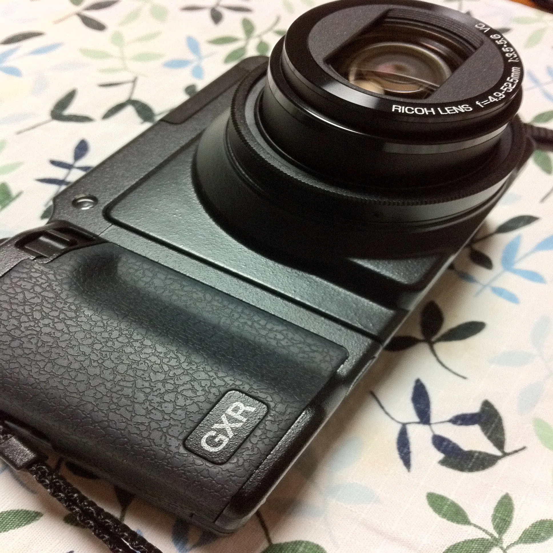 合体メカみたいなカメラ Ricoh GXR｜ema_photo