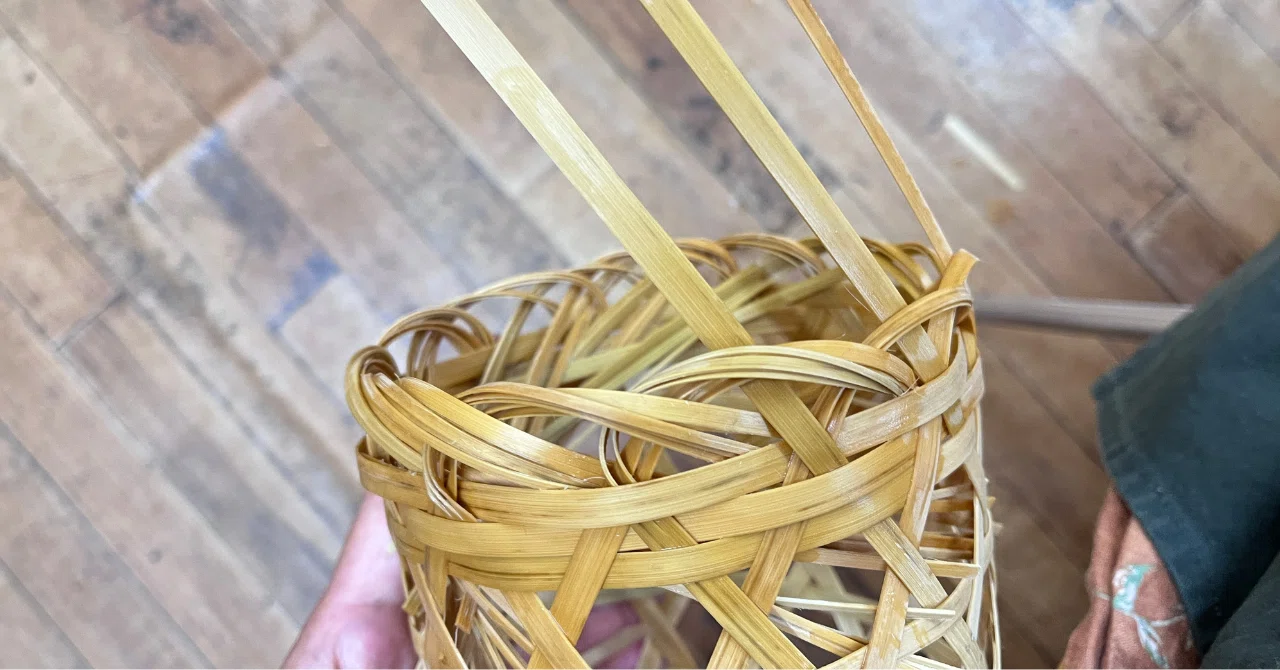六つ目編み花籠｜螺旋で編む六つ目編みの「ざんぐり」した味わい｜中條