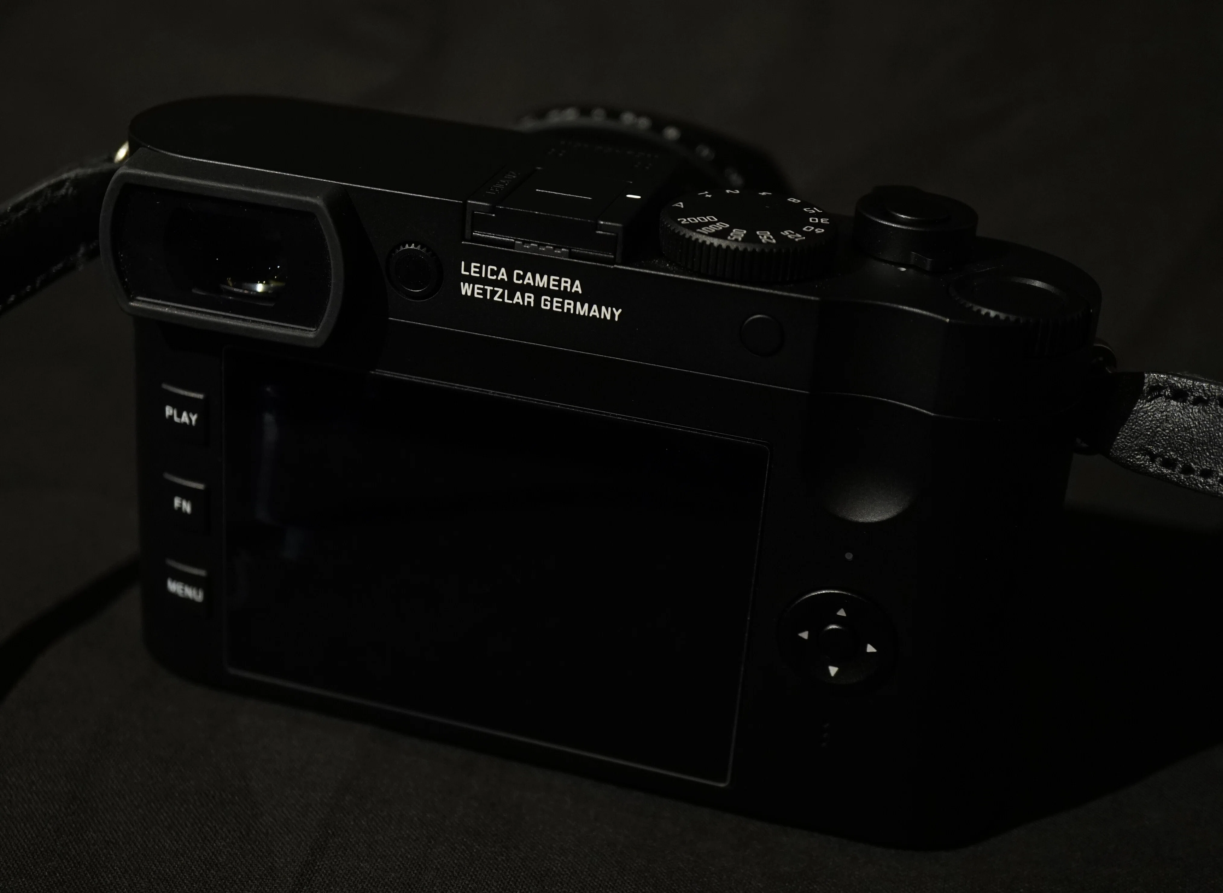 LEICA Q2モノクロームで撮る大阪ミナミの夜｜ざりお