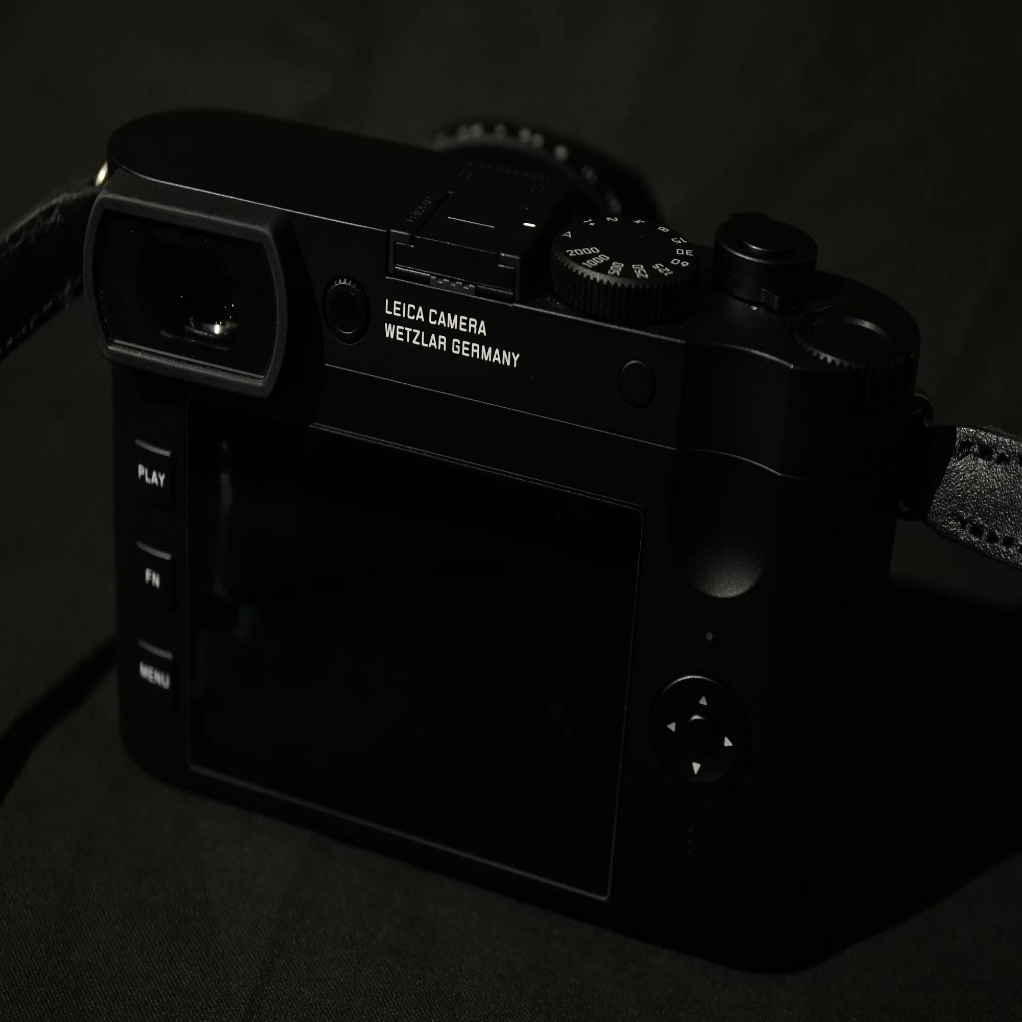 LEICA Q2モノクロームで撮る大阪ミナミの夜｜ざりお