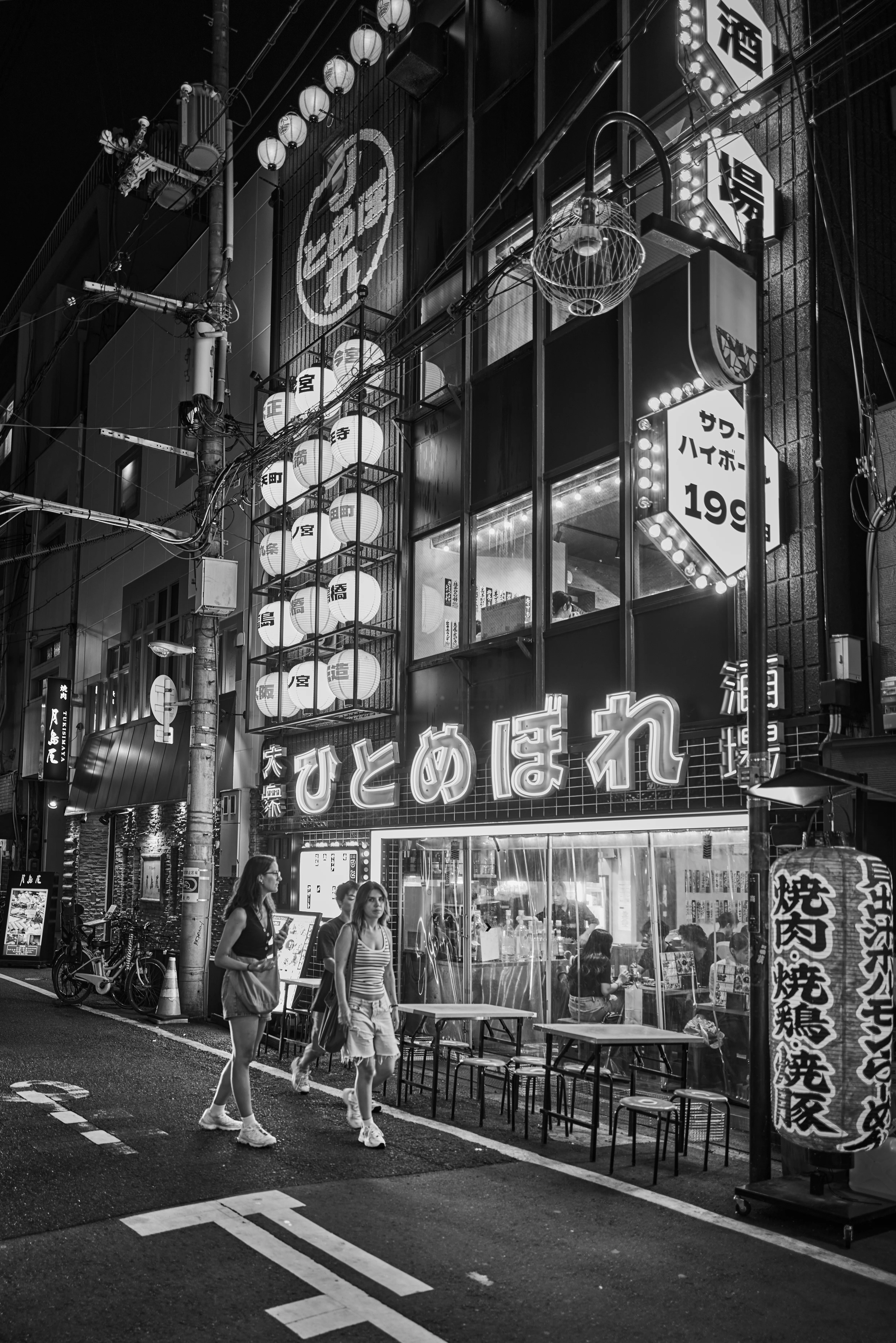 LEICA Q2モノクロームで撮る大阪ミナミの夜｜ざりお
