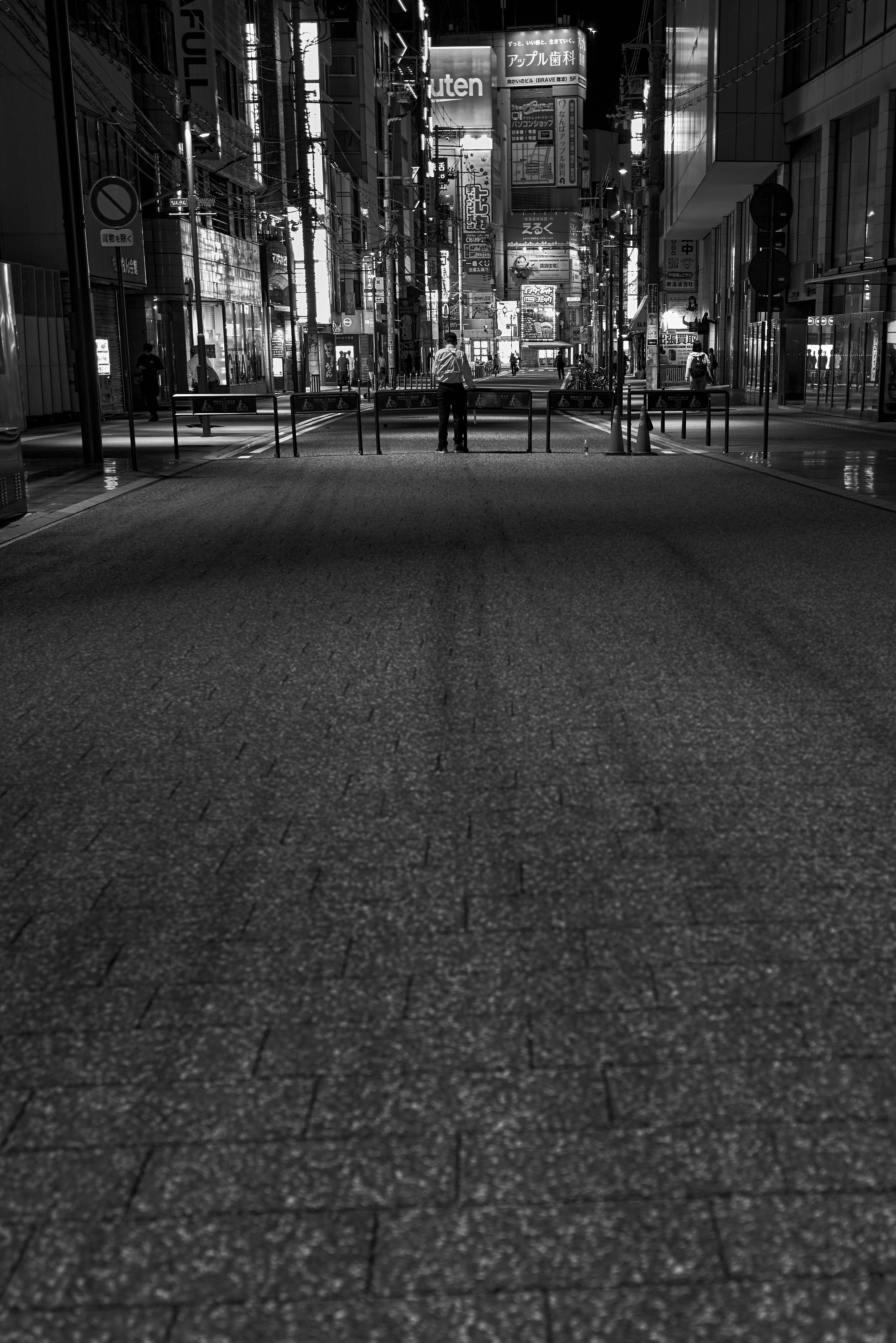 LEICA Q2モノクロームで撮る大阪ミナミの夜｜ざりお