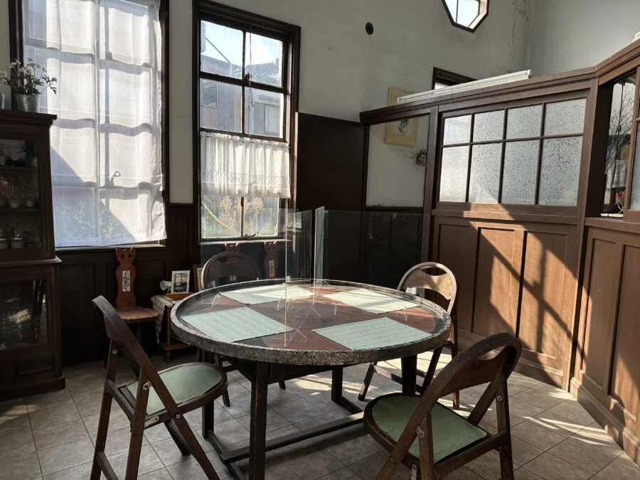 旧引田郵便局の建物をそのまま利用したレトロでエモいカフェ『ヌーベル