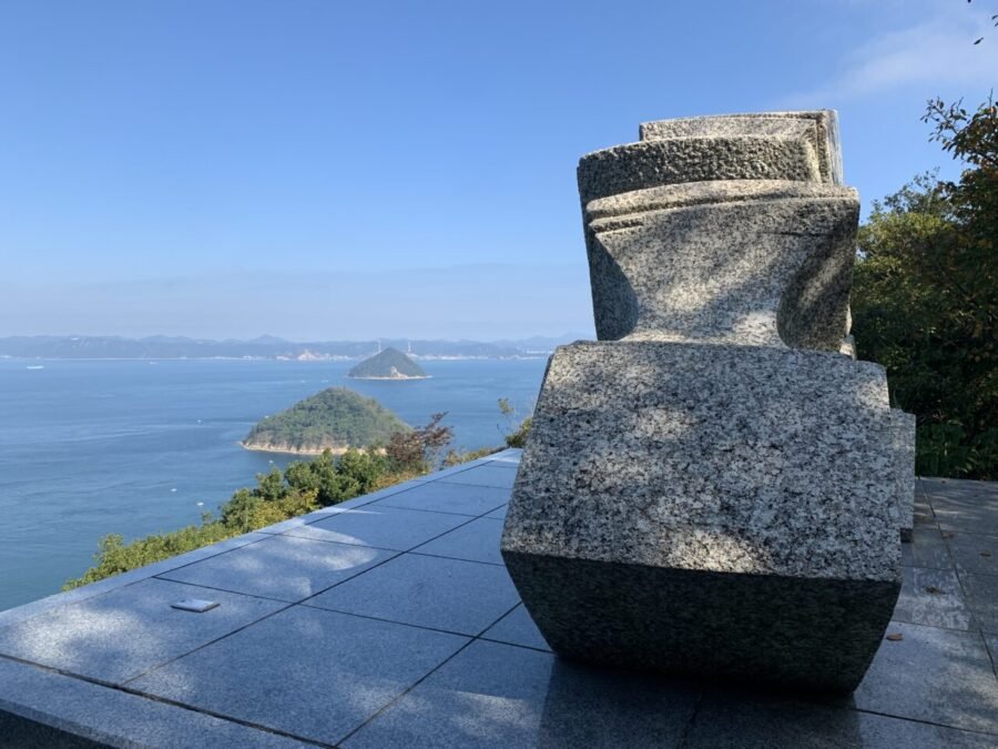 香川県坂出市の『五色台』で、伝説の彫刻『またきまい』と瀬戸内の絶景