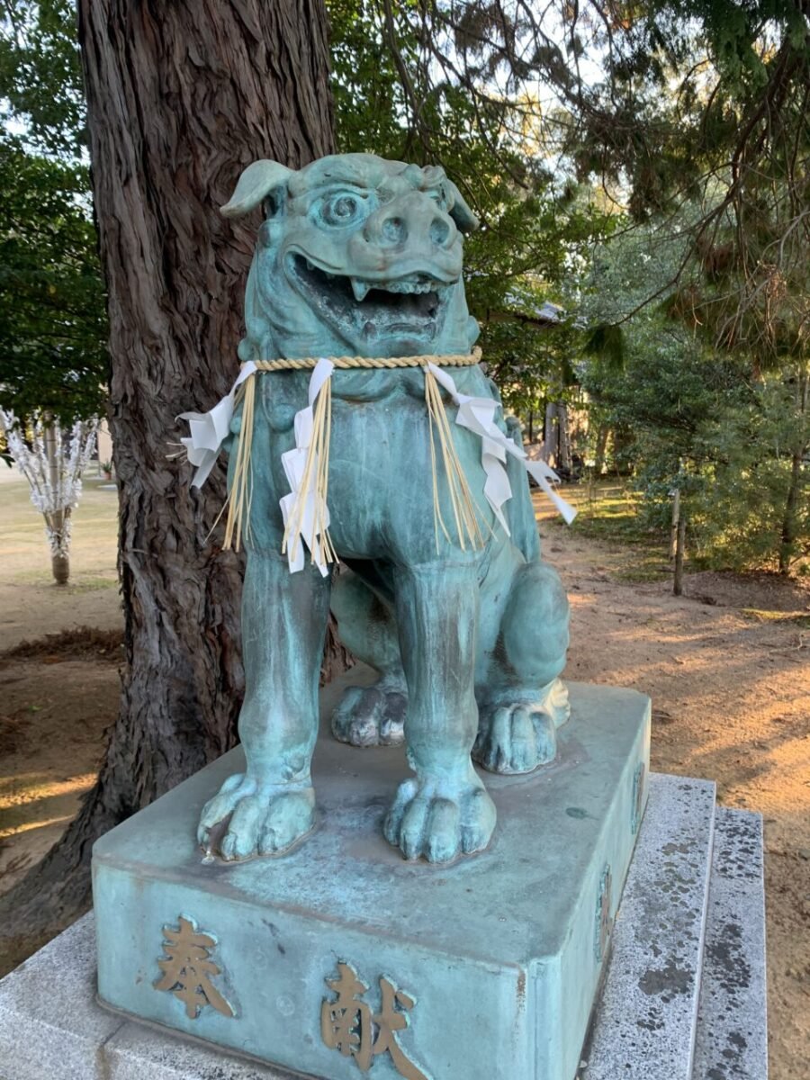 境内に香川の保存木が二本も存在ッ！何とも言えない個性的な狛犬がお