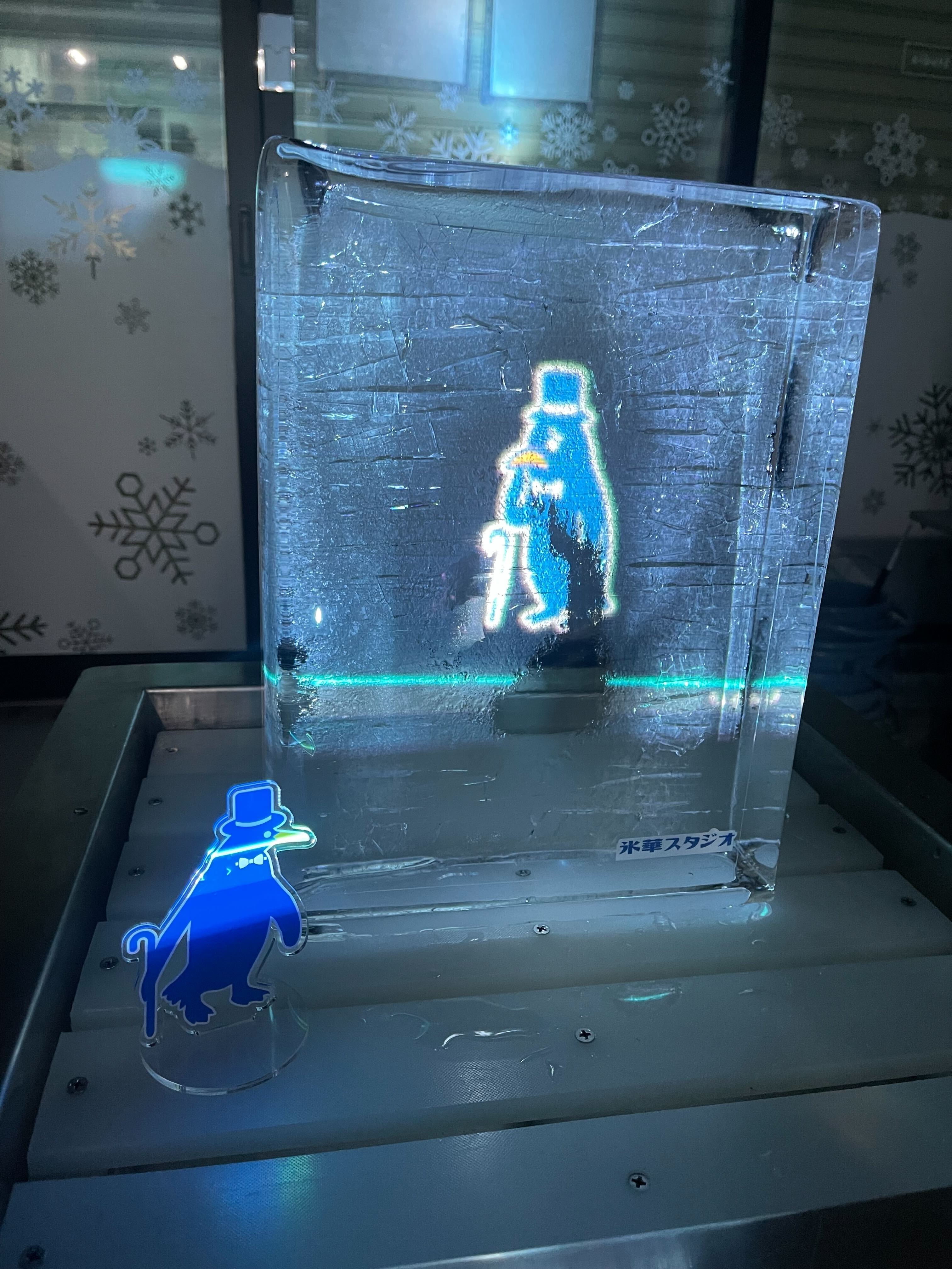 宇宙も氷漬けに…!?氷にプロジェクションマッピングを試してみた