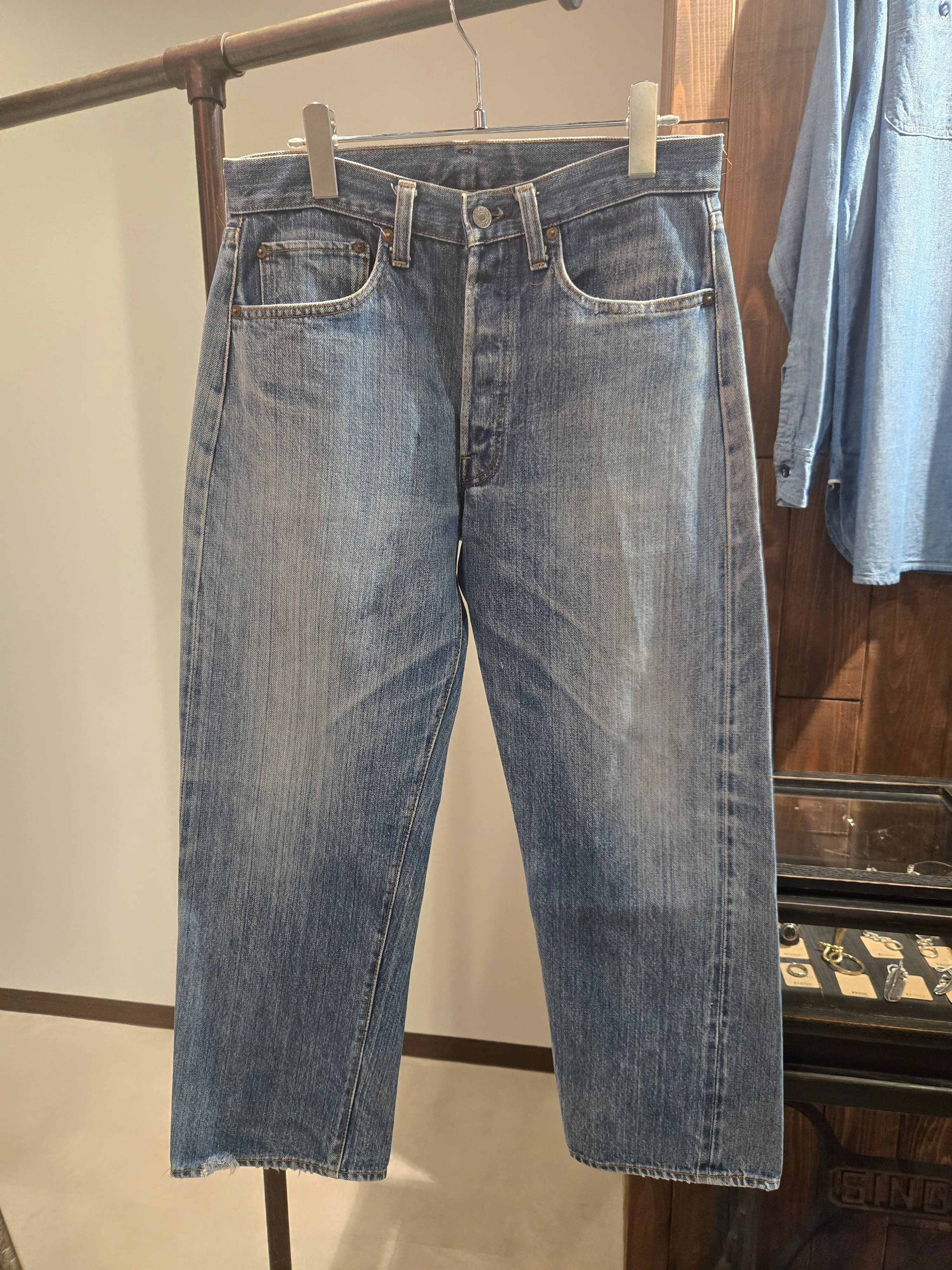 Levi's 501 66後期 縦落ち ヒゲ 赤タブ® W29 Levi's 501 66後期 ―イレギュラーな縦落ちを楽しむ―｜小倉 古着屋