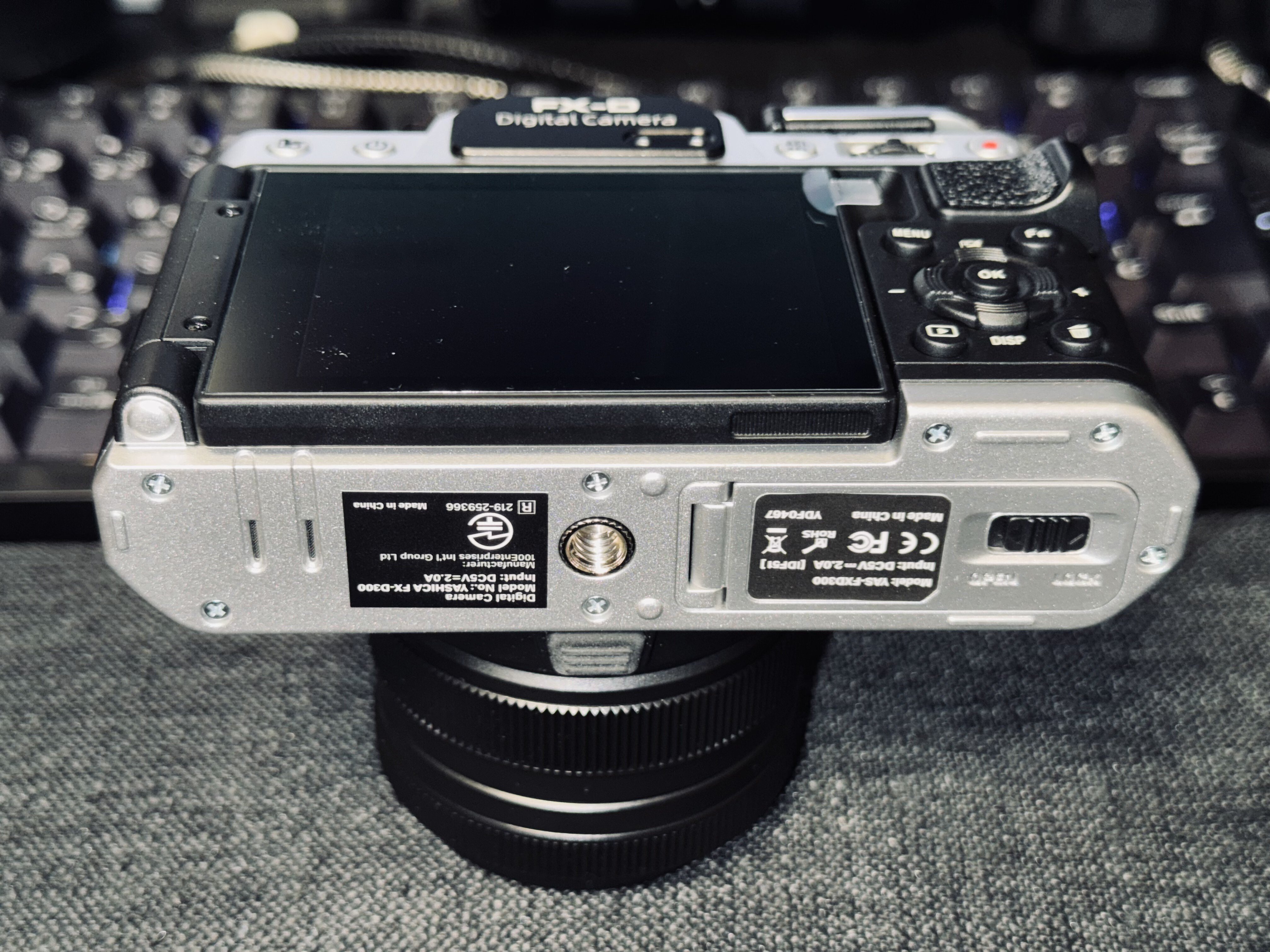 新品　YASHICA FX-D300デジタルフィルムシミュレーションカメラ 遂に日本上陸] デジタルで味わうノスタルジックなフィルム体験