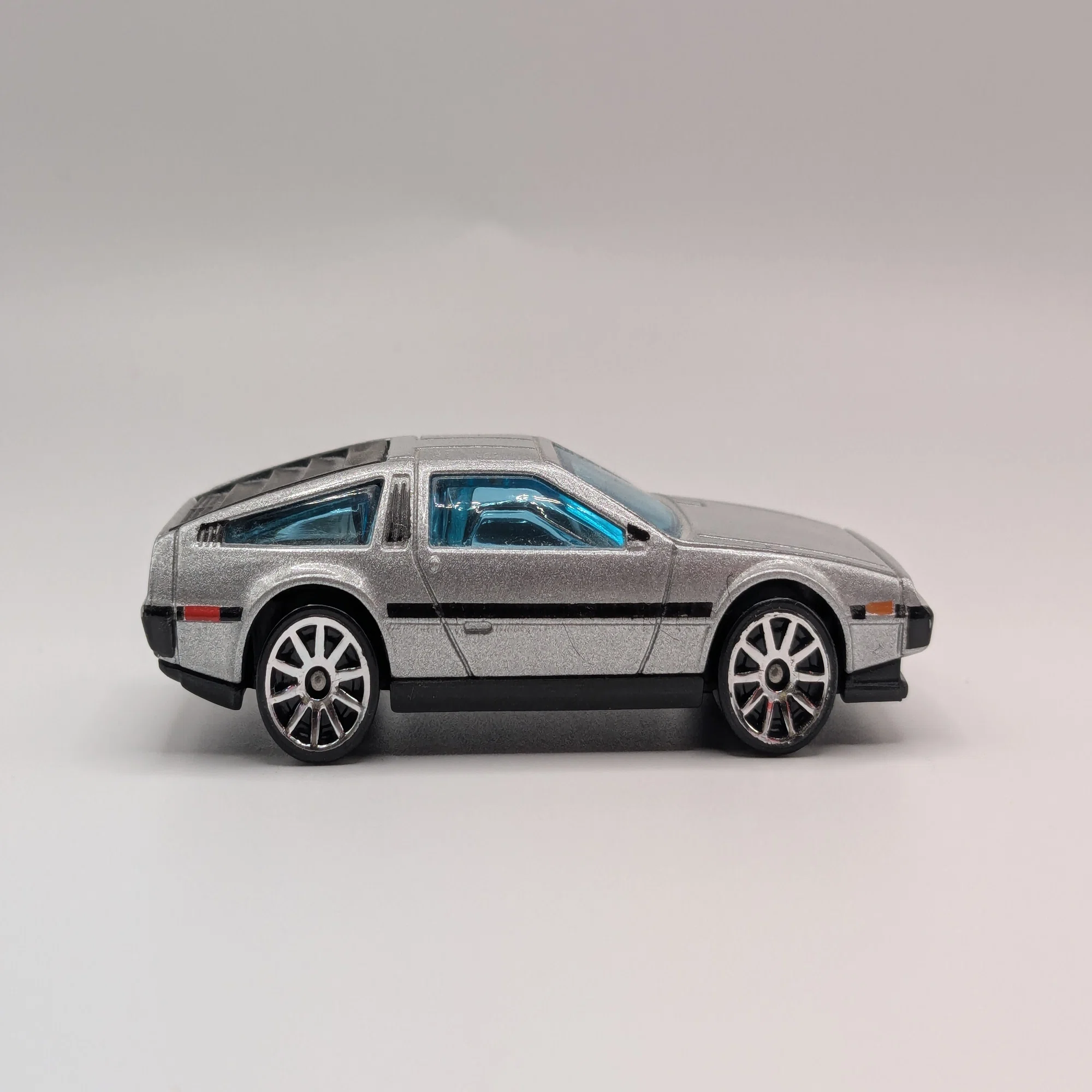 81 Delorean DMC-12のレビュー！ 夢と希望とポンコツエンジンを積んで 