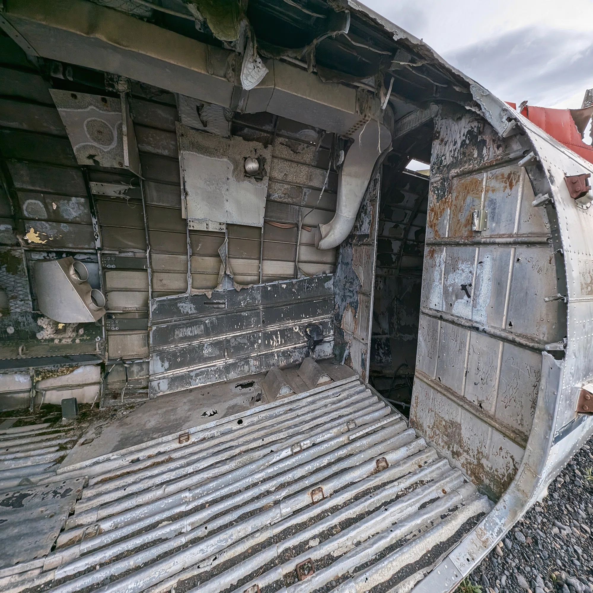 アイスランド🇮🇸 に行った話：⑫ DC-3 Airplane wreck Eyvindarholt｜たぬ