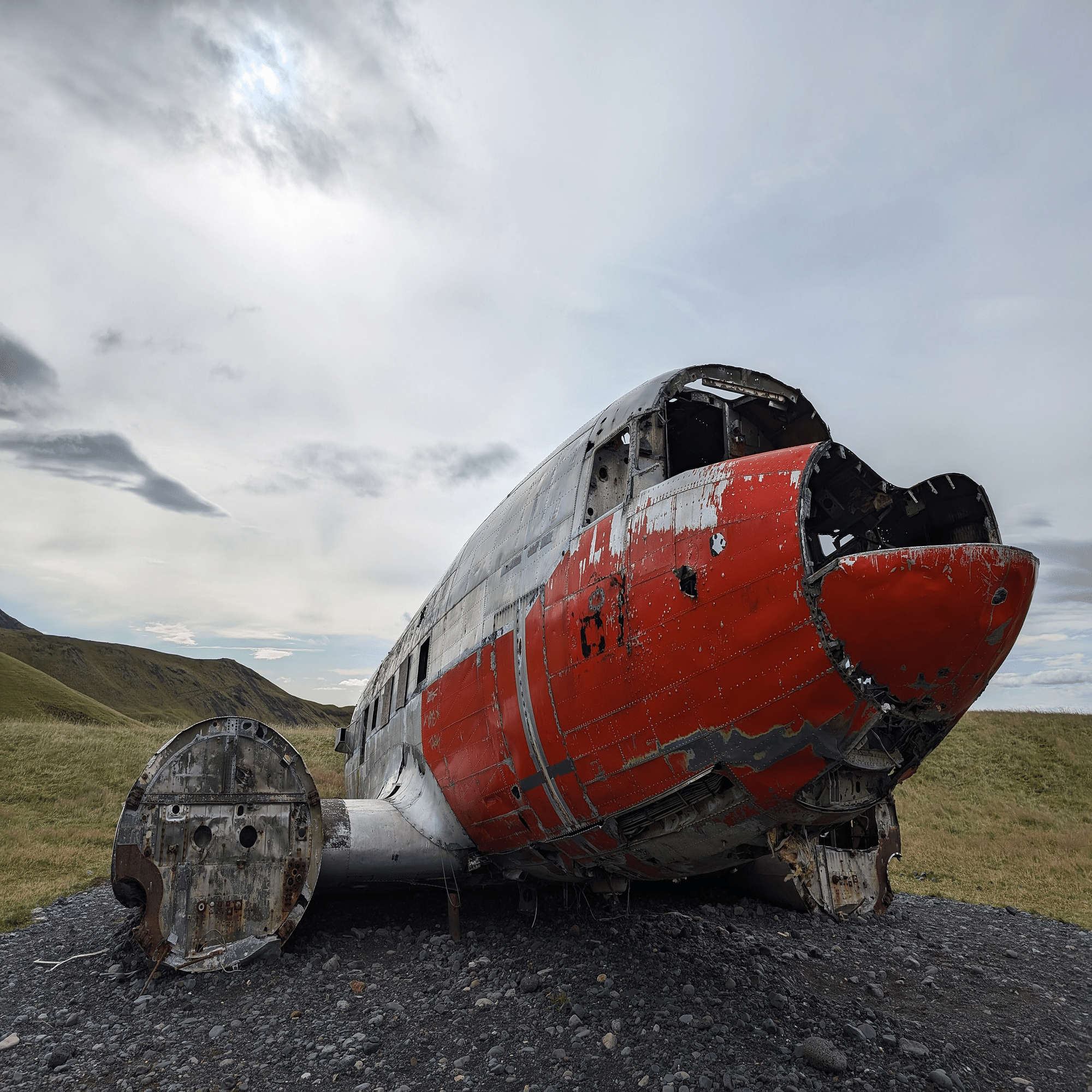 アイスランド🇮🇸 に行った話：⑫ DC-3 Airplane wreck Eyvindarholt｜たぬ