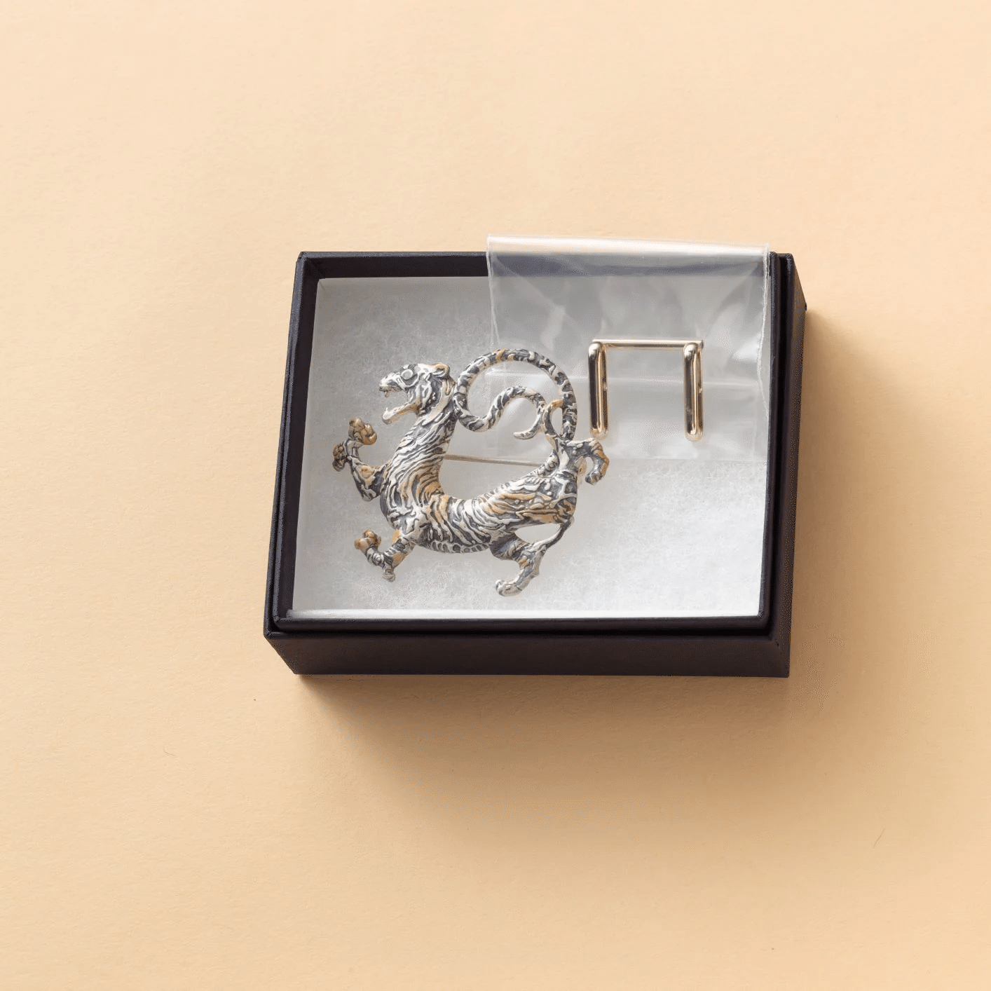 十二国記」ブローチ(帯留め金具付き)、再入荷しました!│新潮社の 十二国記」ブローチ(帯留め金具付き)、再入荷しました!│新潮社の