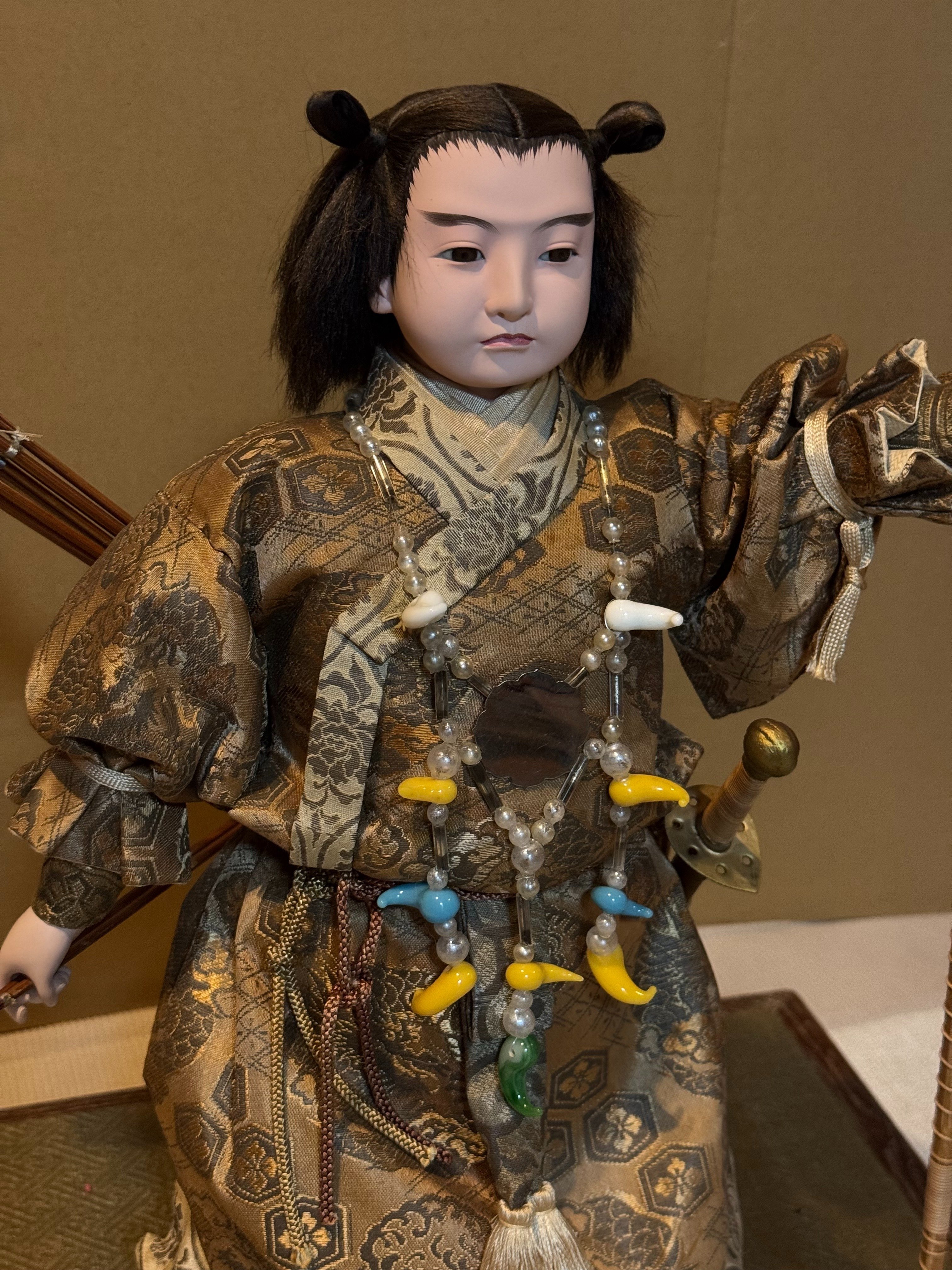 神武天皇」の大型人形入手、したのですが…展示会までには修理