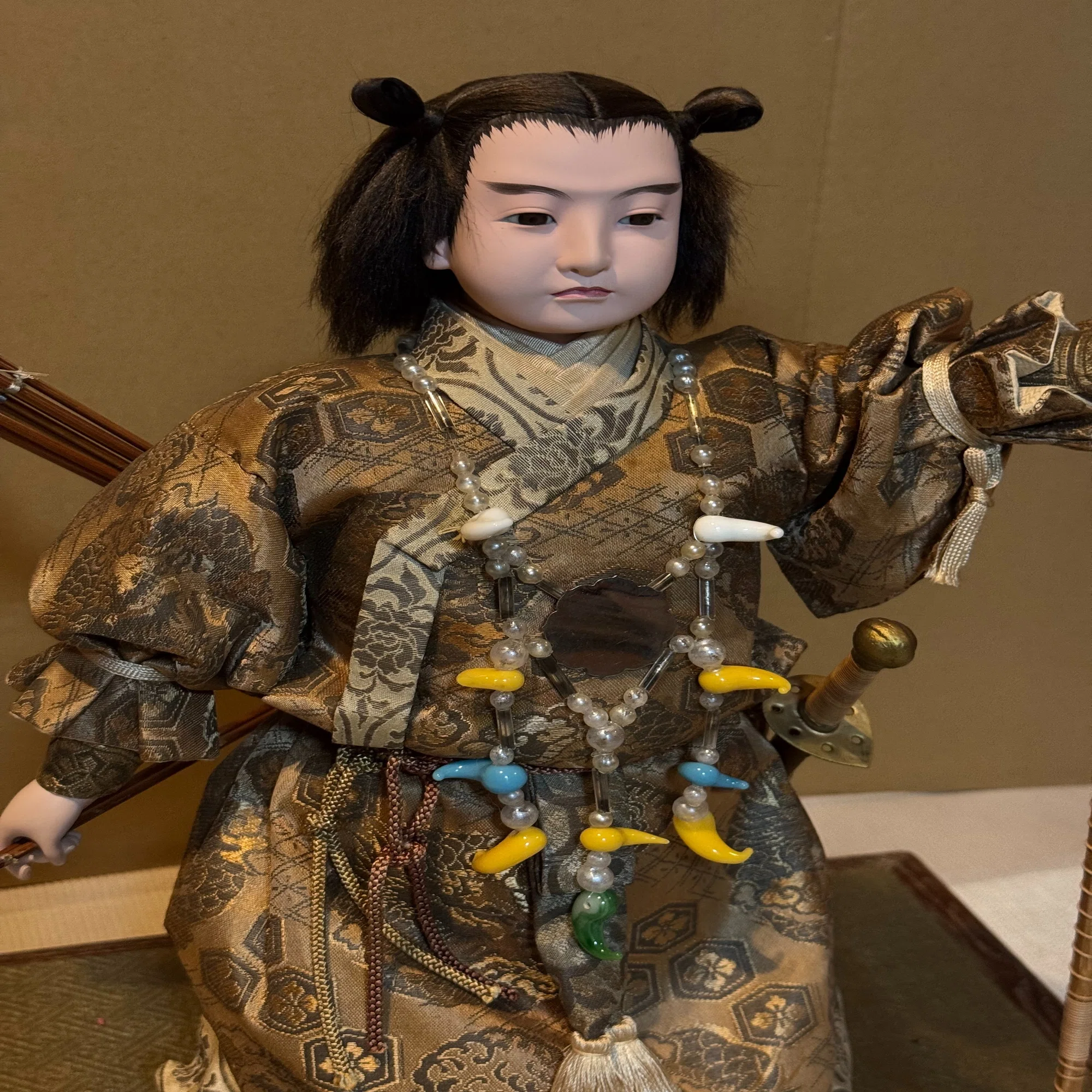 神武天皇」の大型人形入手、したのですが…展示会までには修理したい 