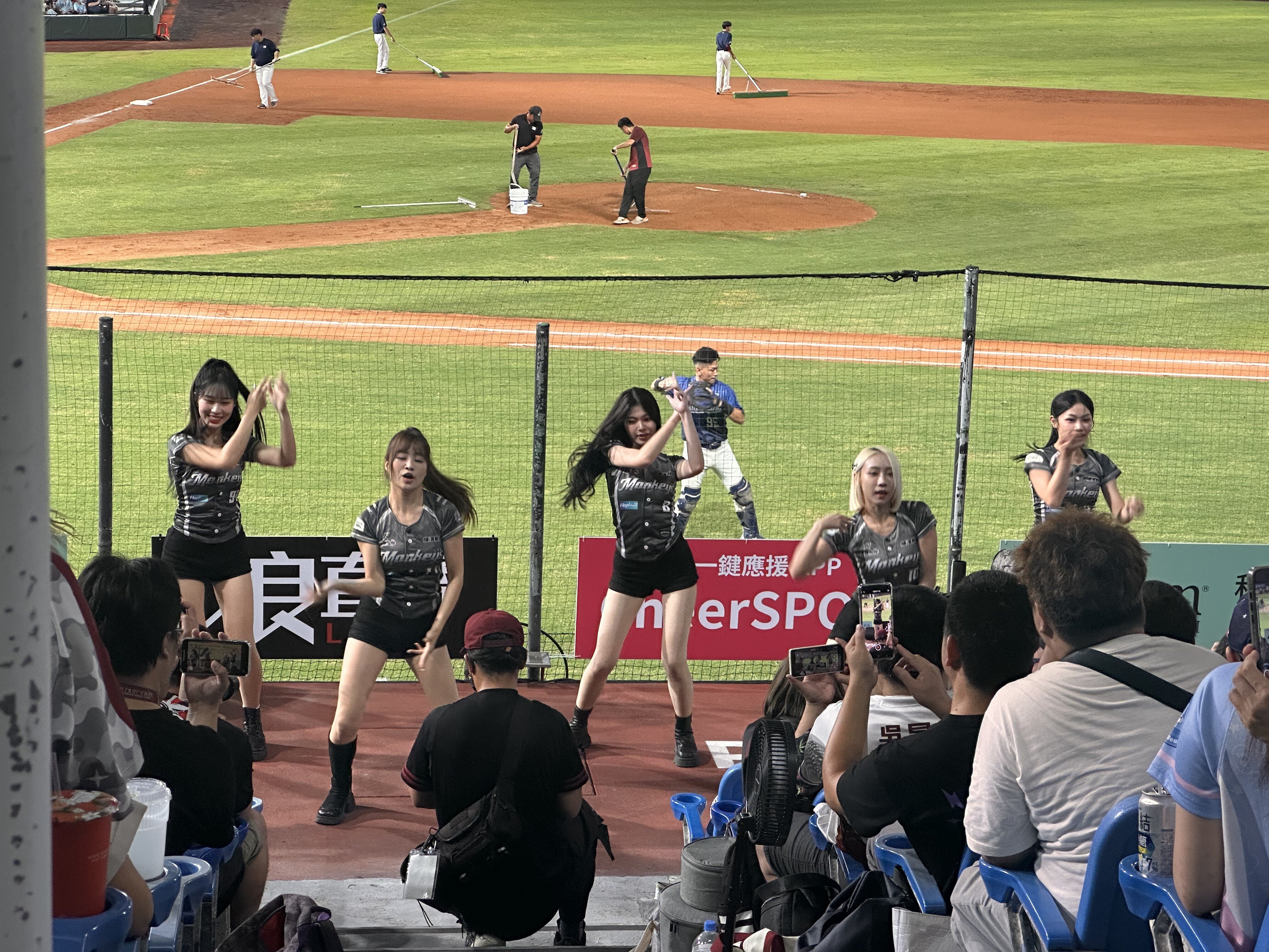 海外でスポーツ観戦！】インドネシアの熱狂サッカーと台湾の参加型プロ